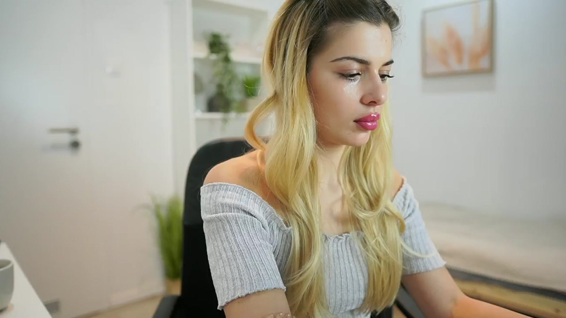 Gallery image thumbnail from Chroniclove69's myfreecams stream on, 01/17/2025, 15:24 image 7 of 20
