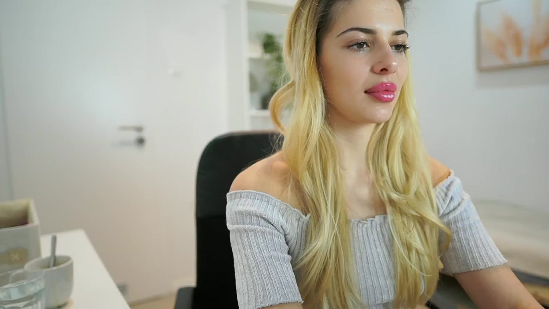 Gallery image thumbnail from Chroniclove69's myfreecams stream on, 01/17/2025, 15:24 image 11 of 20