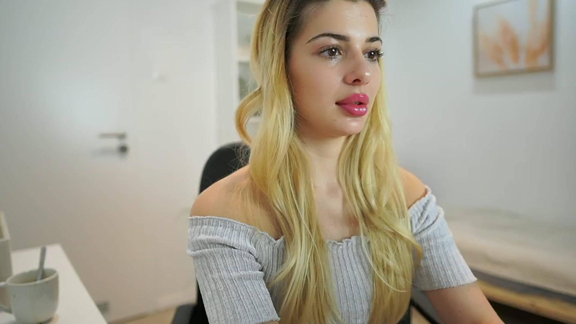 Gallery image thumbnail from Chroniclove69's myfreecams stream on, 01/17/2025, 15:24 image 17 of 20