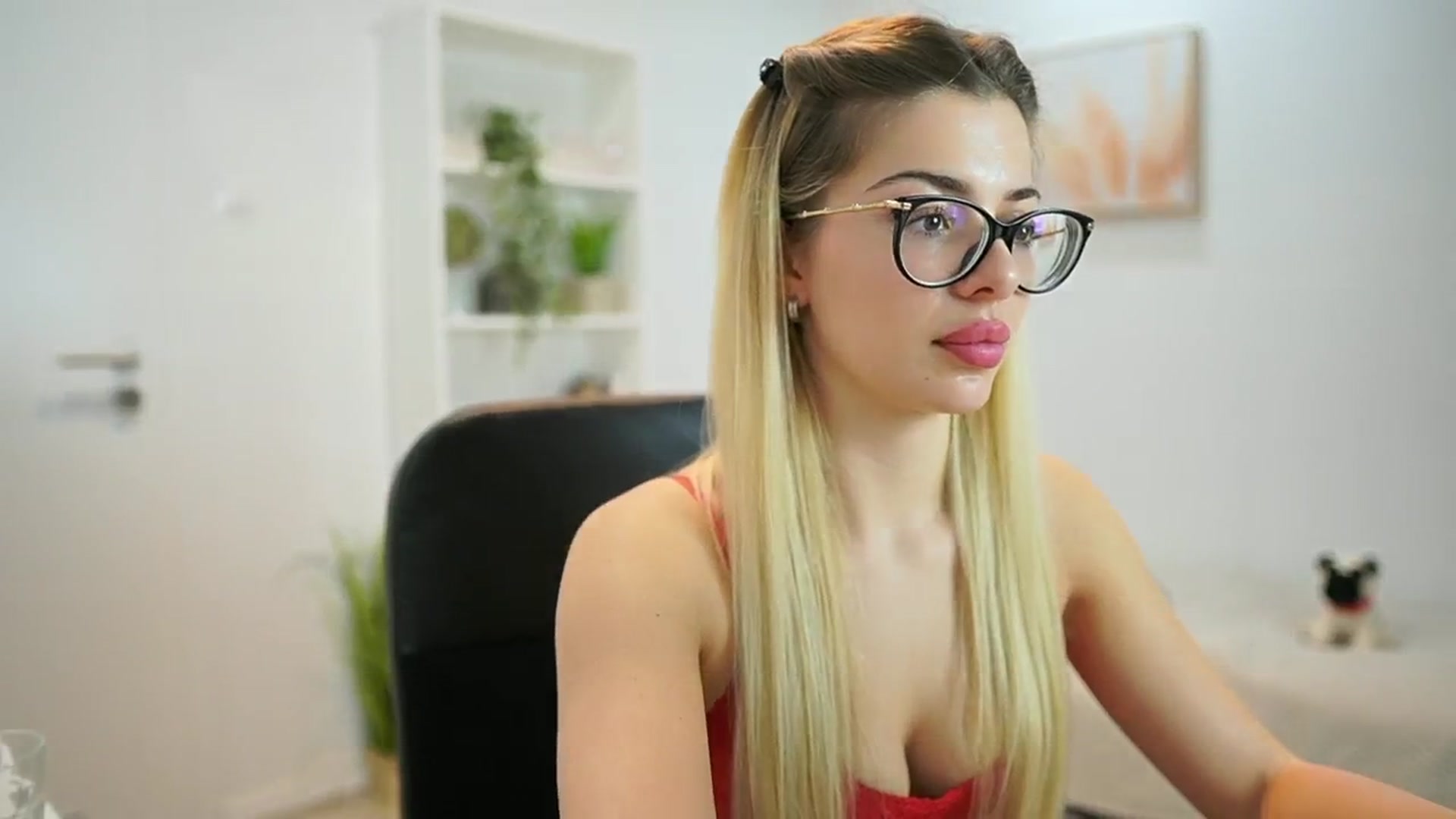 Gallery image thumbnail from Chroniclove69's myfreecams stream on, 01/19/2025, 19:02 image 9 of 20