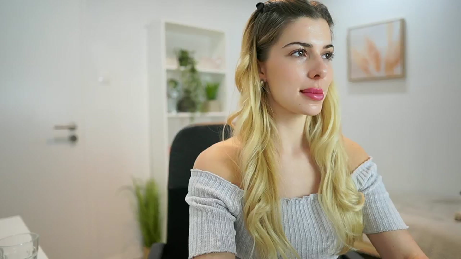 Gallery image thumbnail from Chroniclove69's myfreecams stream on, 01/22/2025, 17:42 image 16 of 20