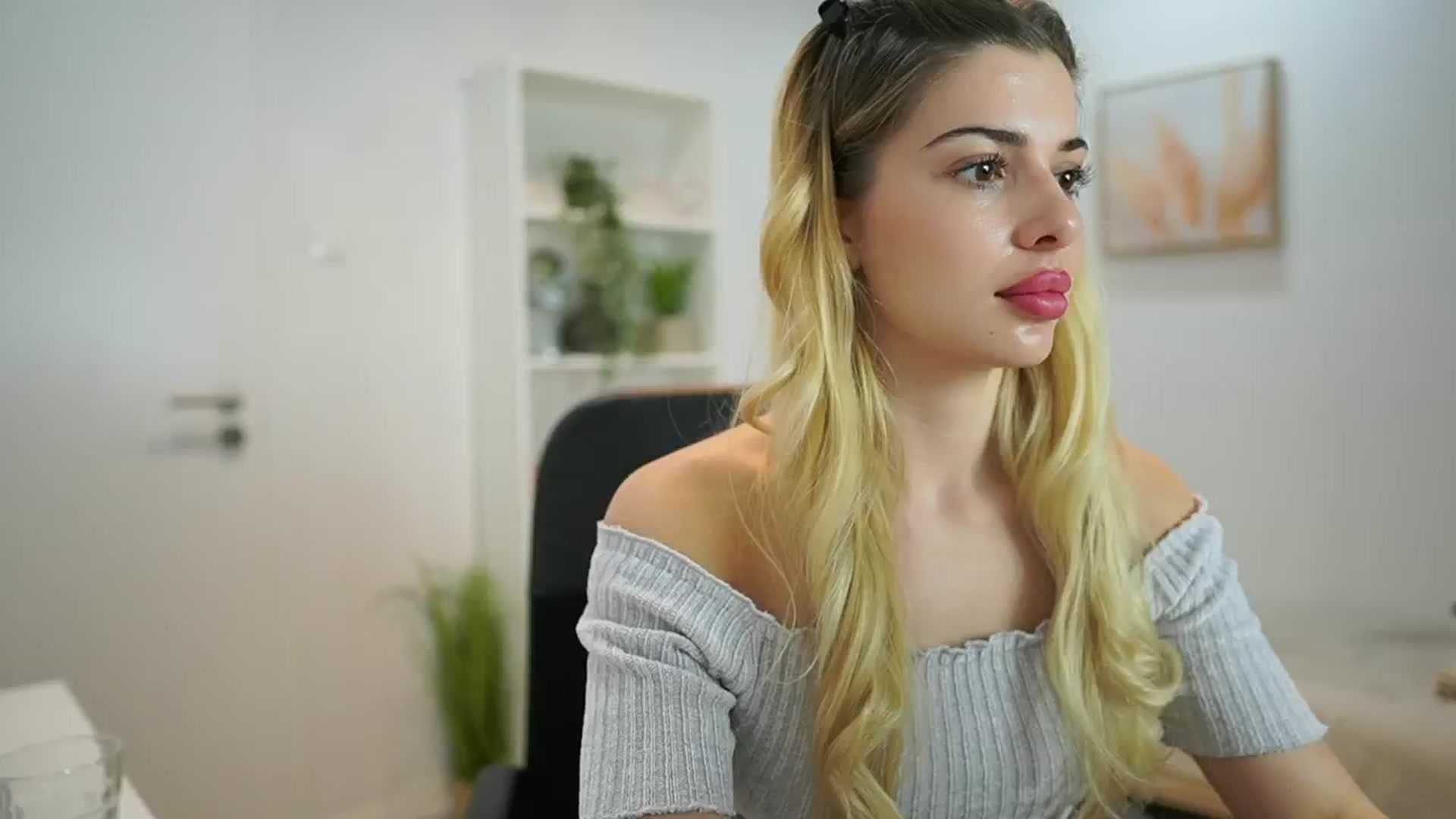 Gallery image thumbnail from Chroniclove69's myfreecams stream on, 01/22/2025, 17:42 image 15 of 20