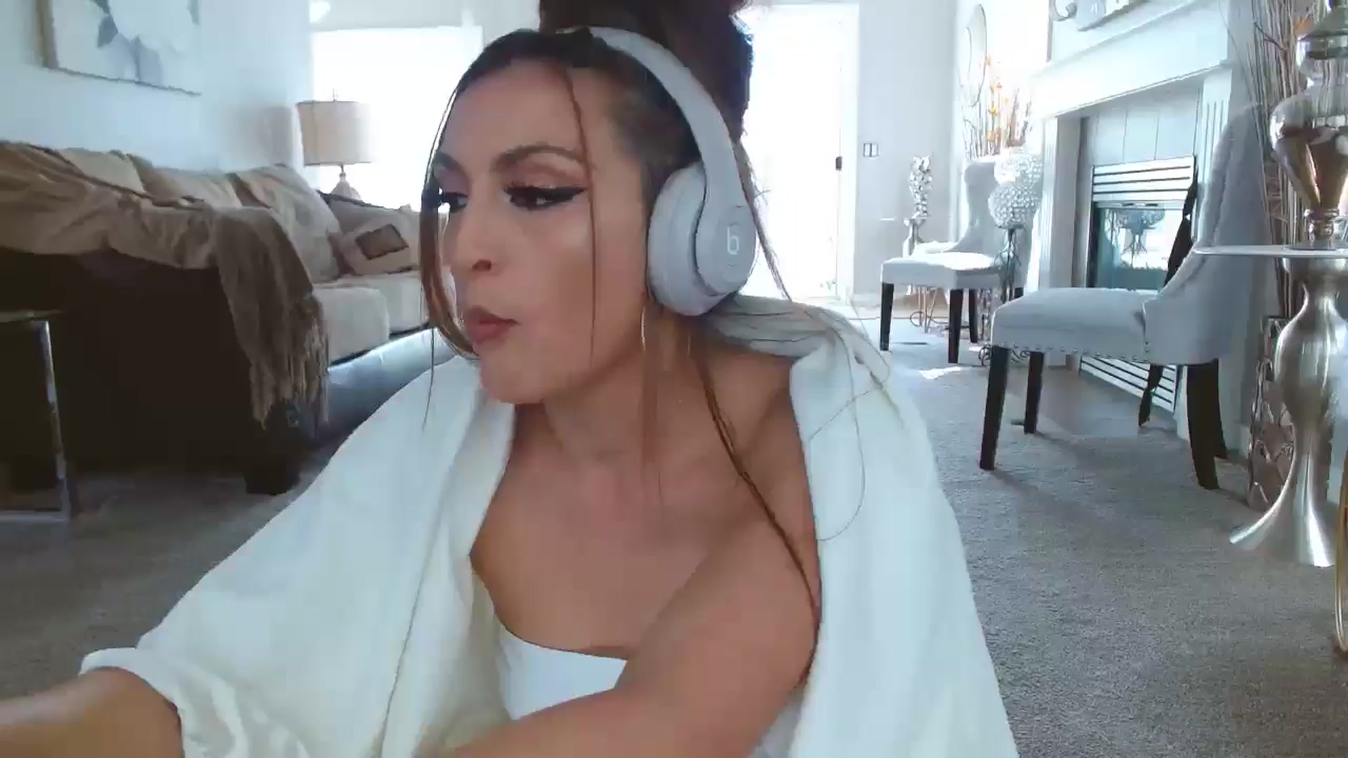 Gallery image thumbnail from Ciarra's myfreecams stream on, 04/24/2025, 21:35 image 16 of 20