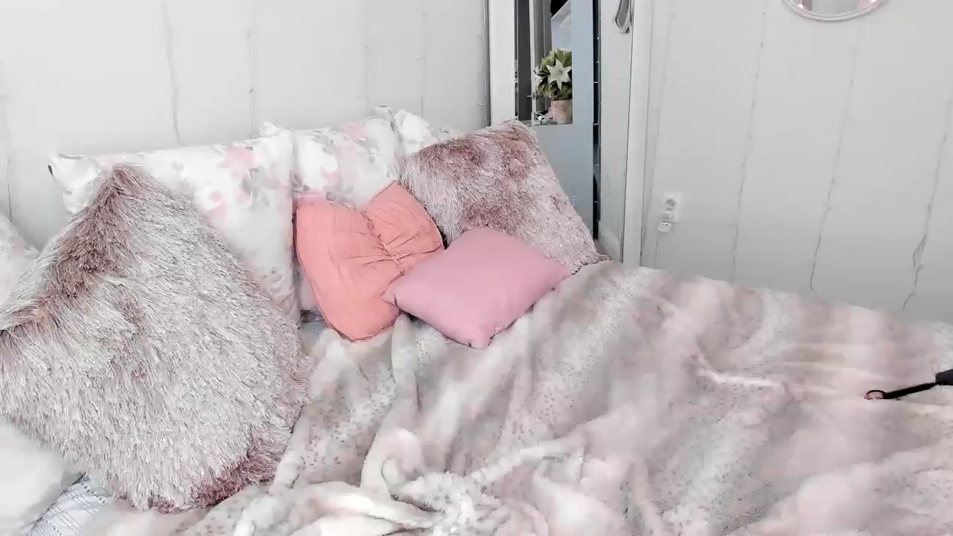 Gallery image thumbnail from CinderbellaXo's myfreecams stream on, 06/13/2024, 20:58 image 13 of 20