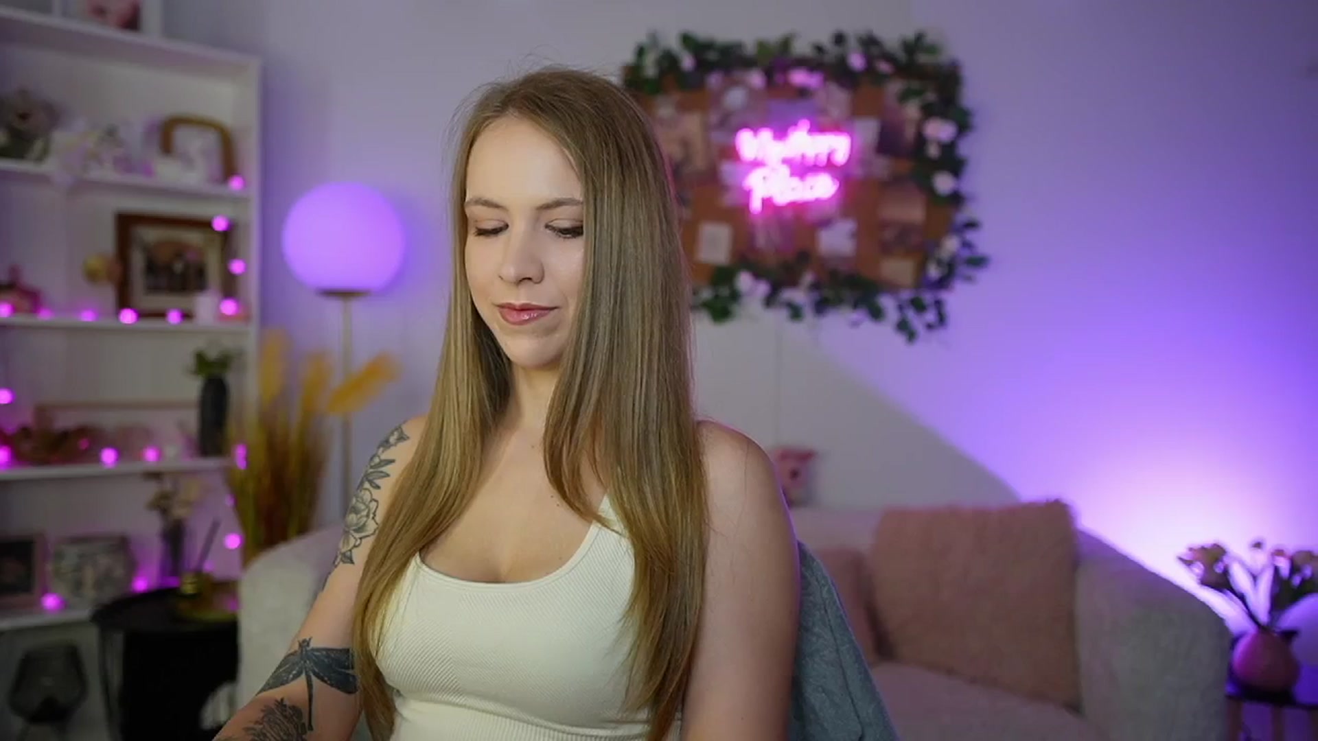 Gallery image thumbnail from Cindy_Grey's myfreecams stream on, 08/11/2025, 19:10 image 12 of 20
