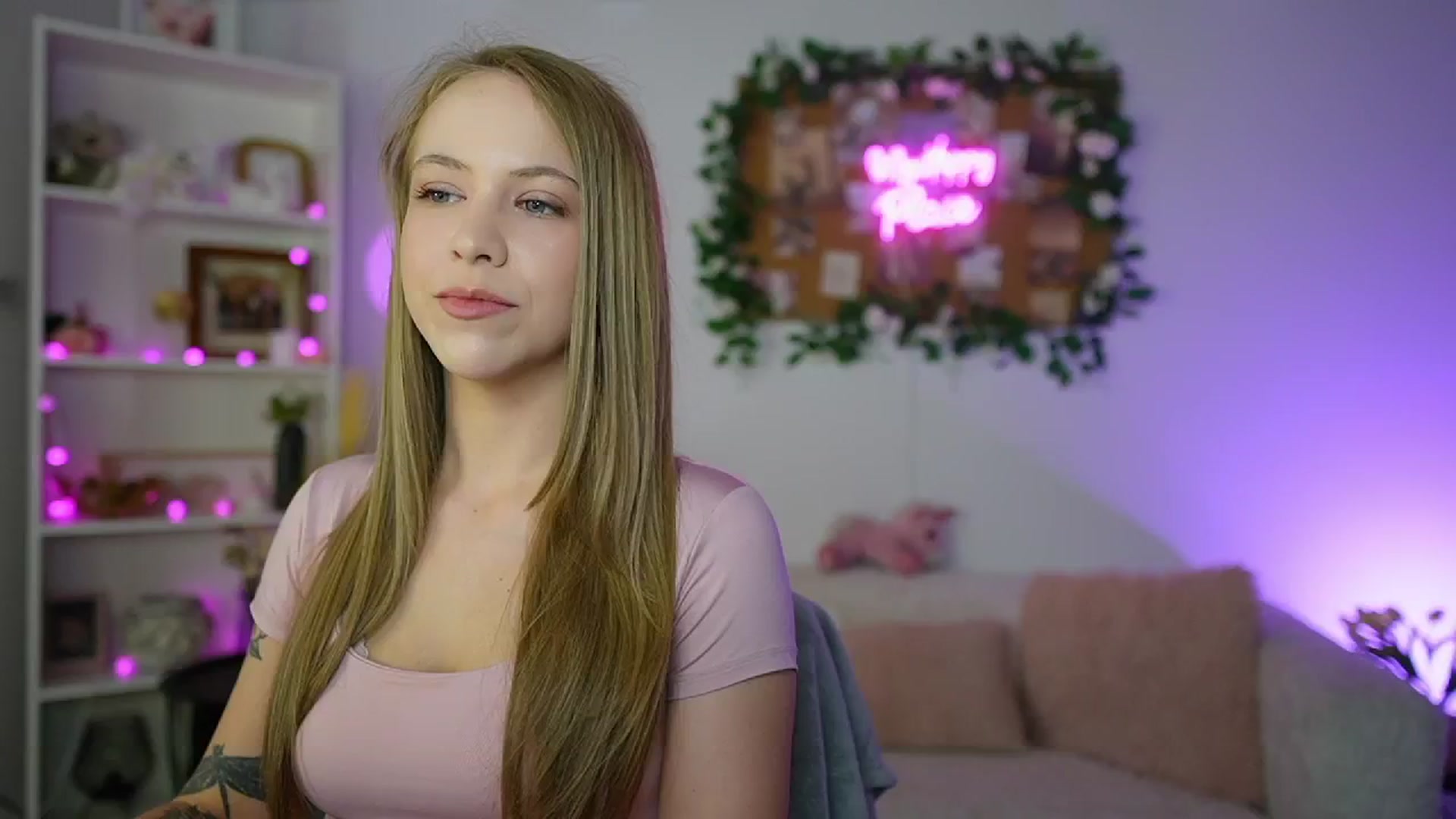 Gallery image thumbnail from Cindy_Grey's myfreecams stream on, 08/12/2025, 18:18 image 16 of 20