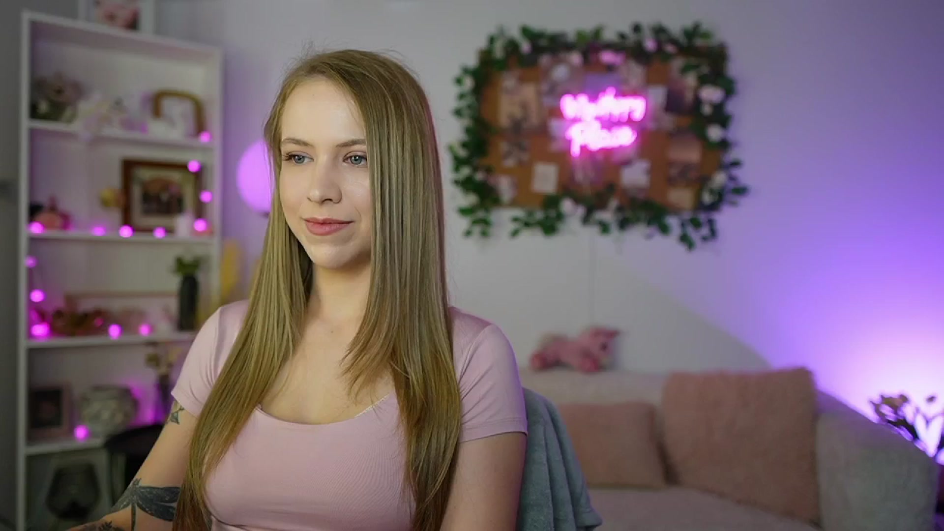 Gallery image thumbnail from Cindy_Grey's myfreecams stream on, 08/12/2025, 18:57 image 4 of 20