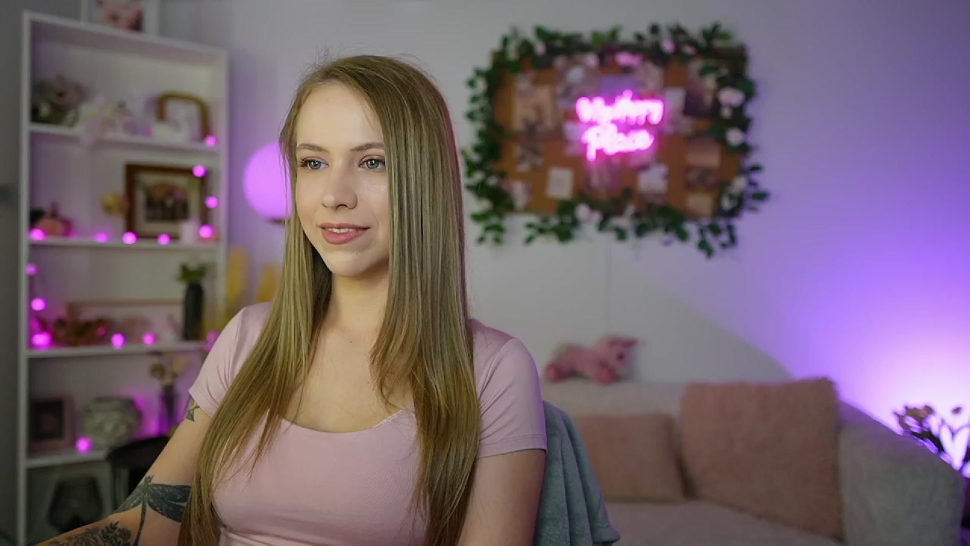 Gallery image thumbnail from Cindy_Grey's myfreecams stream on, 08/12/2025, 18:57 image 7 of 20