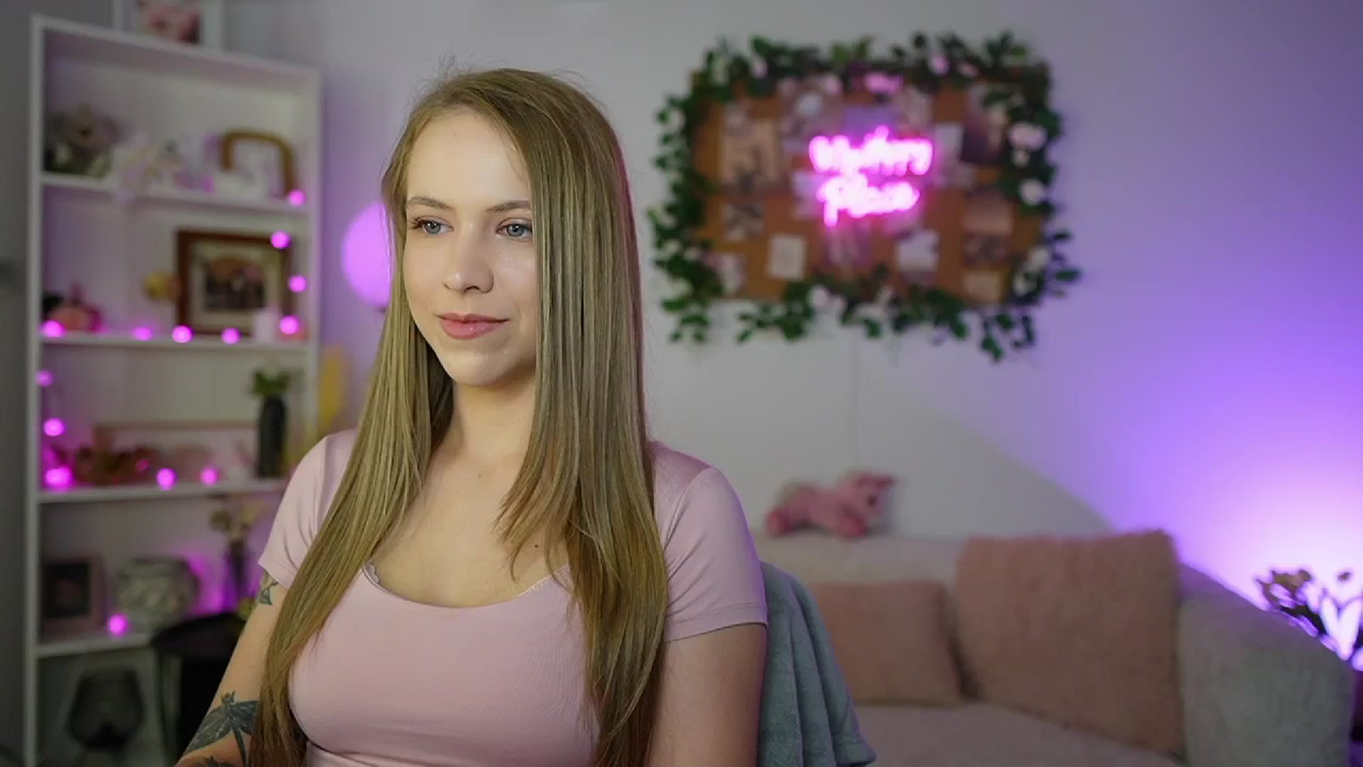 Gallery image thumbnail from Cindy_Grey's myfreecams stream on, 08/12/2025, 18:57 image 2 of 20