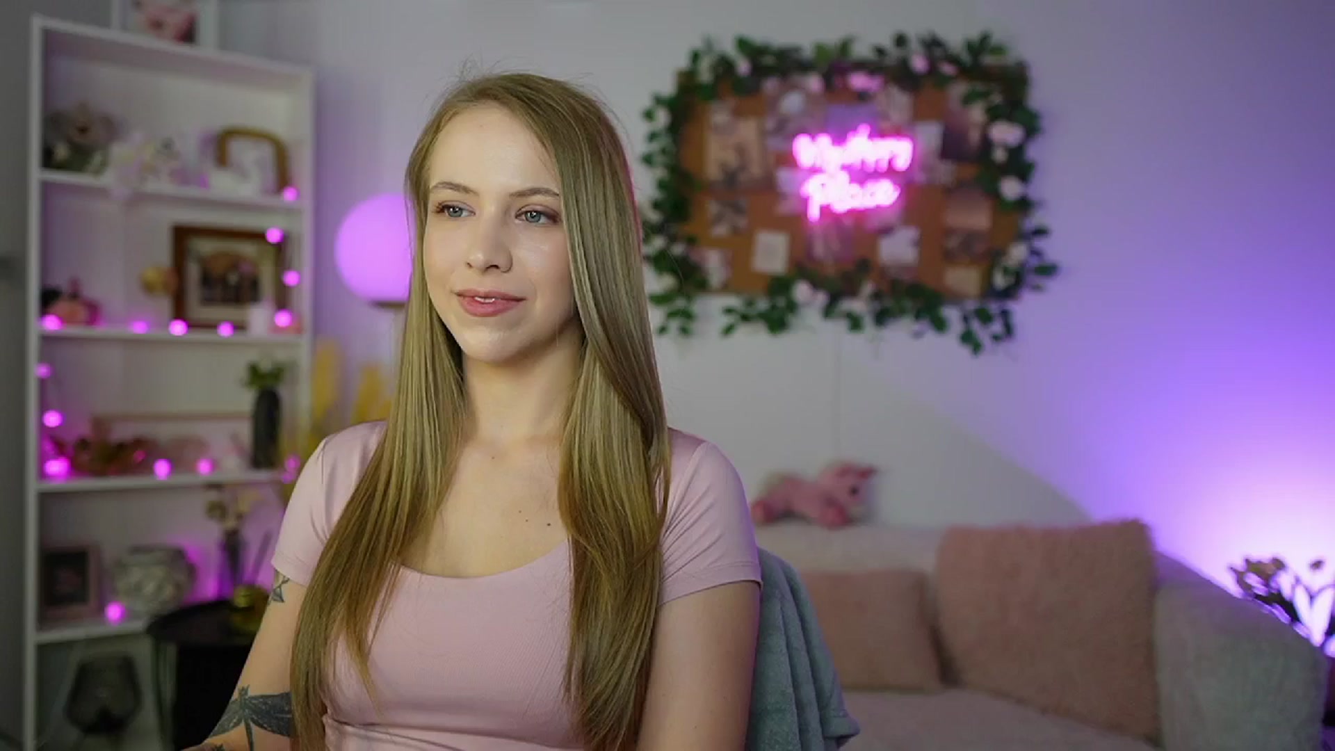 Gallery image thumbnail from Cindy_Grey's myfreecams stream on, 08/12/2025, 20:02 image 4 of 20