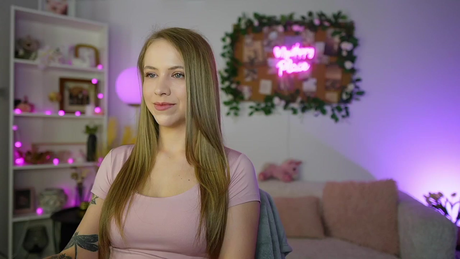 Gallery image thumbnail from Cindy_Grey's myfreecams stream on, 08/12/2025, 20:02 image 7 of 20