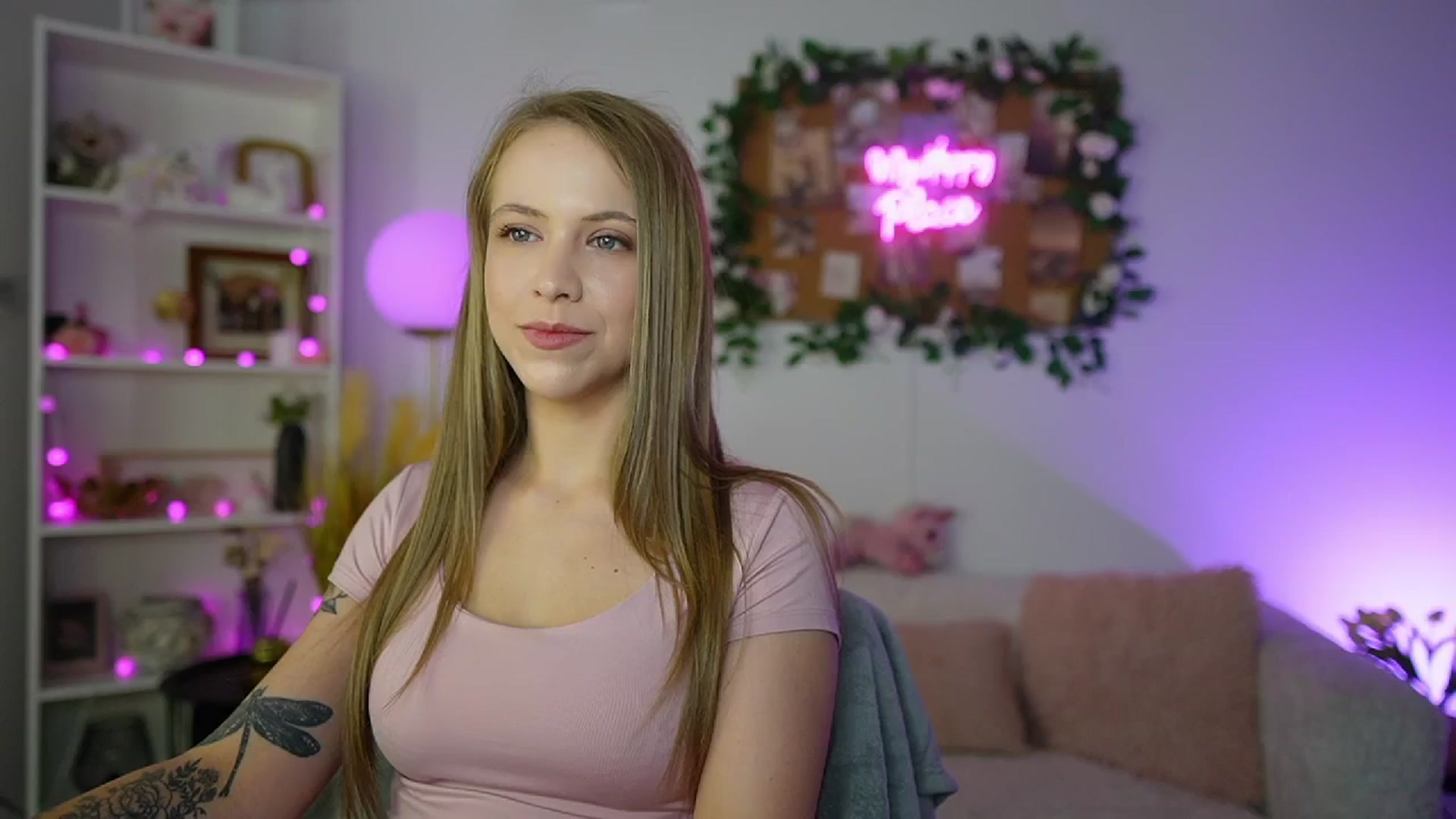 Gallery image thumbnail from Cindy_Grey's myfreecams stream on, 08/12/2025, 20:02 image 12 of 20