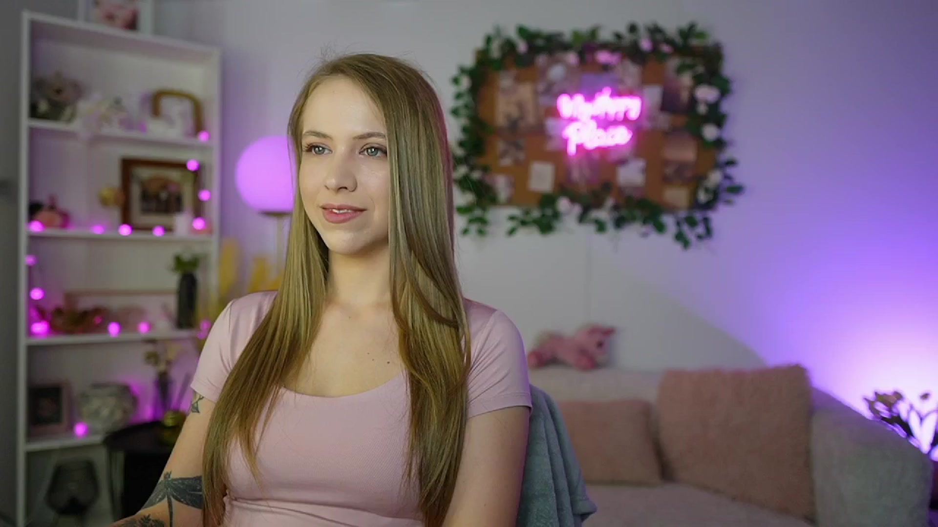 Gallery image thumbnail from Cindy_Grey's myfreecams stream on, 08/12/2025, 20:02 image 6 of 20