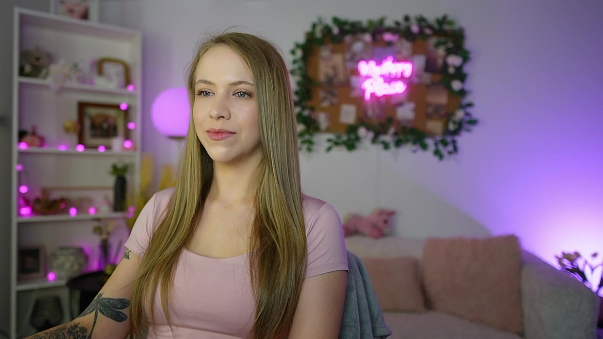Gallery image thumbnail from Cindy_Grey's myfreecams stream on, 08/12/2025, 20:02 image 18 of 20