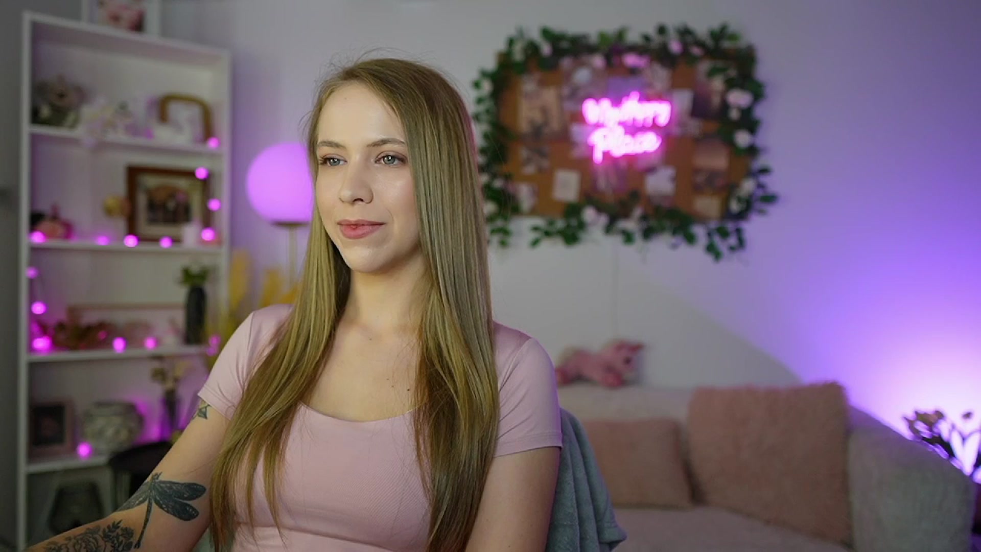 Gallery image thumbnail from Cindy_Grey's myfreecams stream on, 08/12/2025, 20:02 image 19 of 20