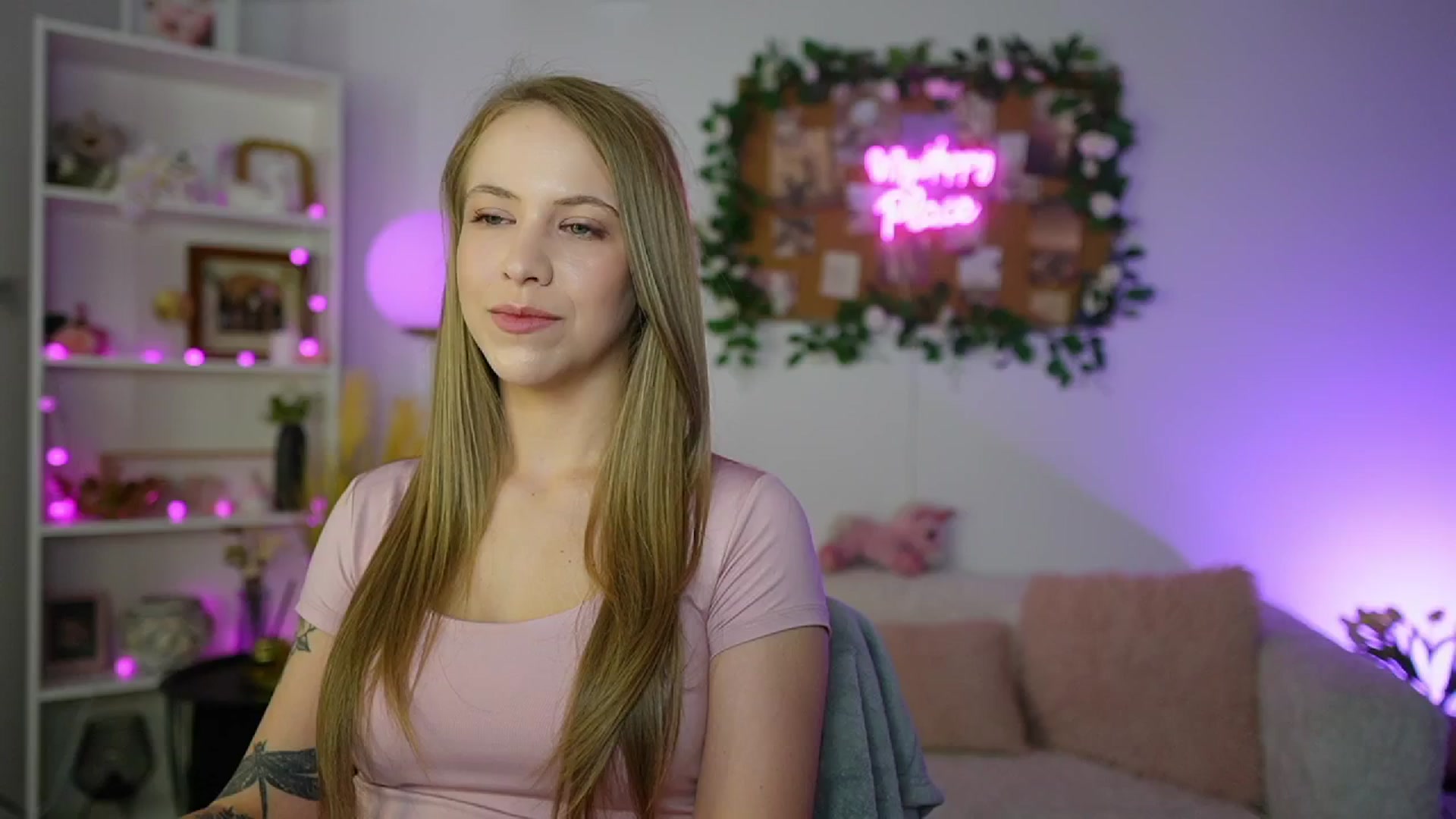 Gallery image thumbnail from Cindy_Grey's myfreecams stream on, 08/12/2025, 20:02 image 3 of 20