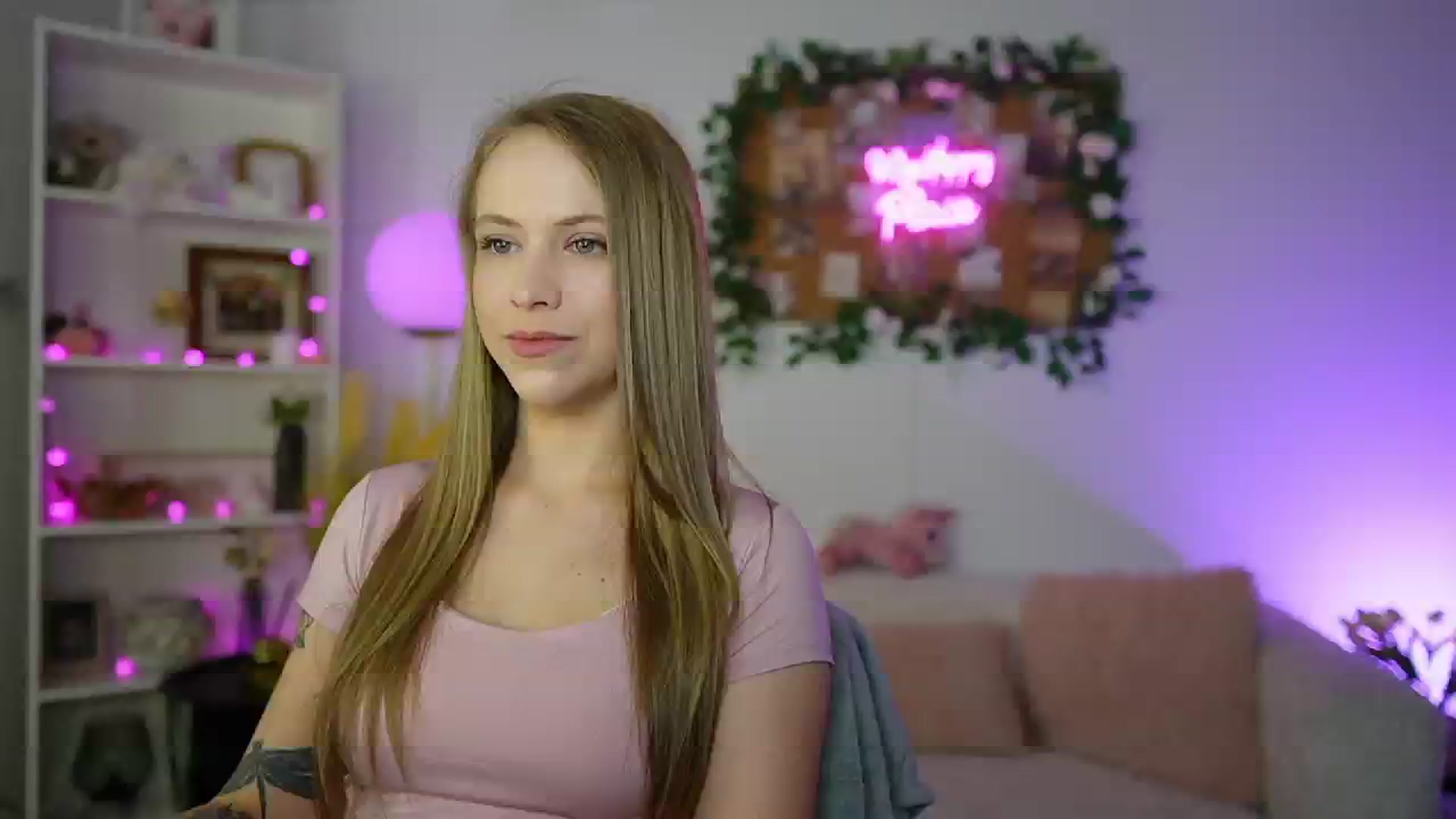 Gallery image thumbnail from Cindy_Grey's myfreecams stream on, 08/12/2025, 20:34 image 4 of 20
