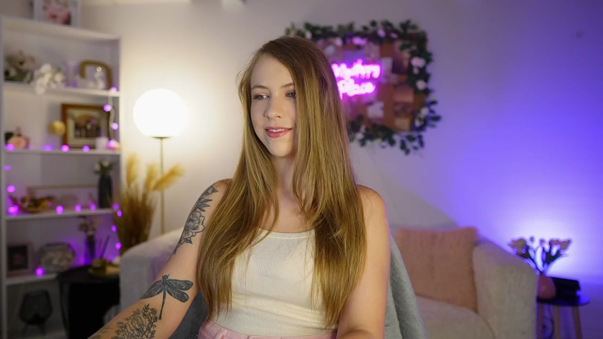 Gallery image thumbnail from Cindy_Grey's myfreecams stream on, 08/26/2025, 19:15 image 16 of 20
