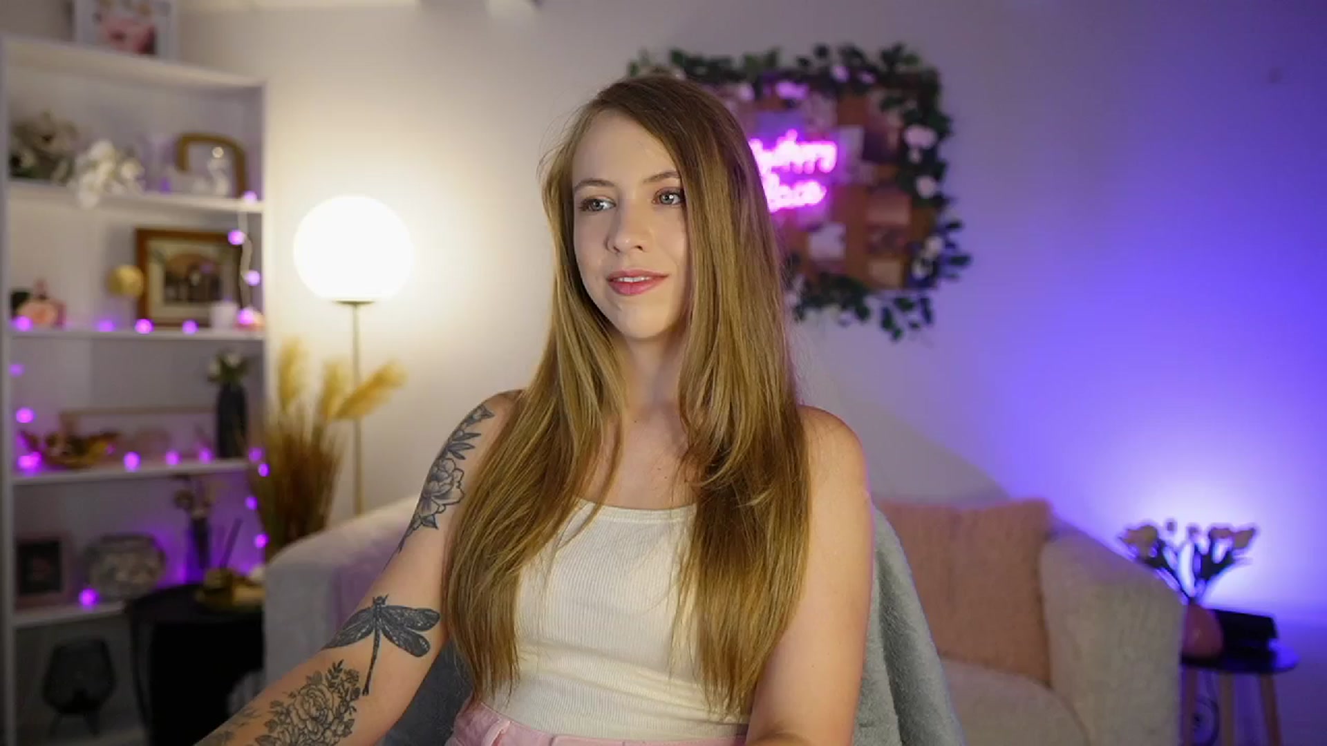 Gallery image thumbnail from Cindy_Grey's myfreecams stream on, 08/26/2025, 19:15 image 15 of 20