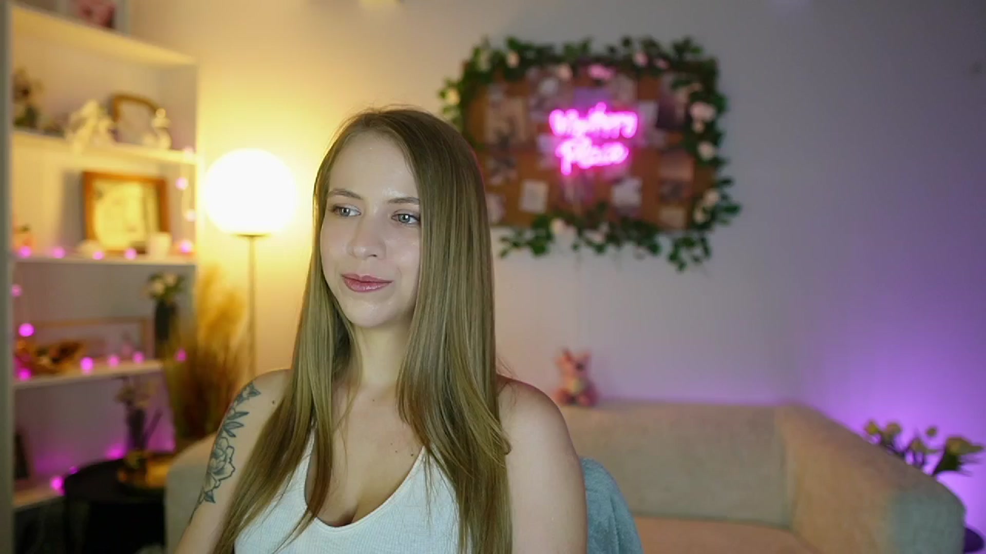 Gallery image thumbnail from Cindy_Grey's myfreecams stream on, 09/06/2025, 20:04 image 15 of 20