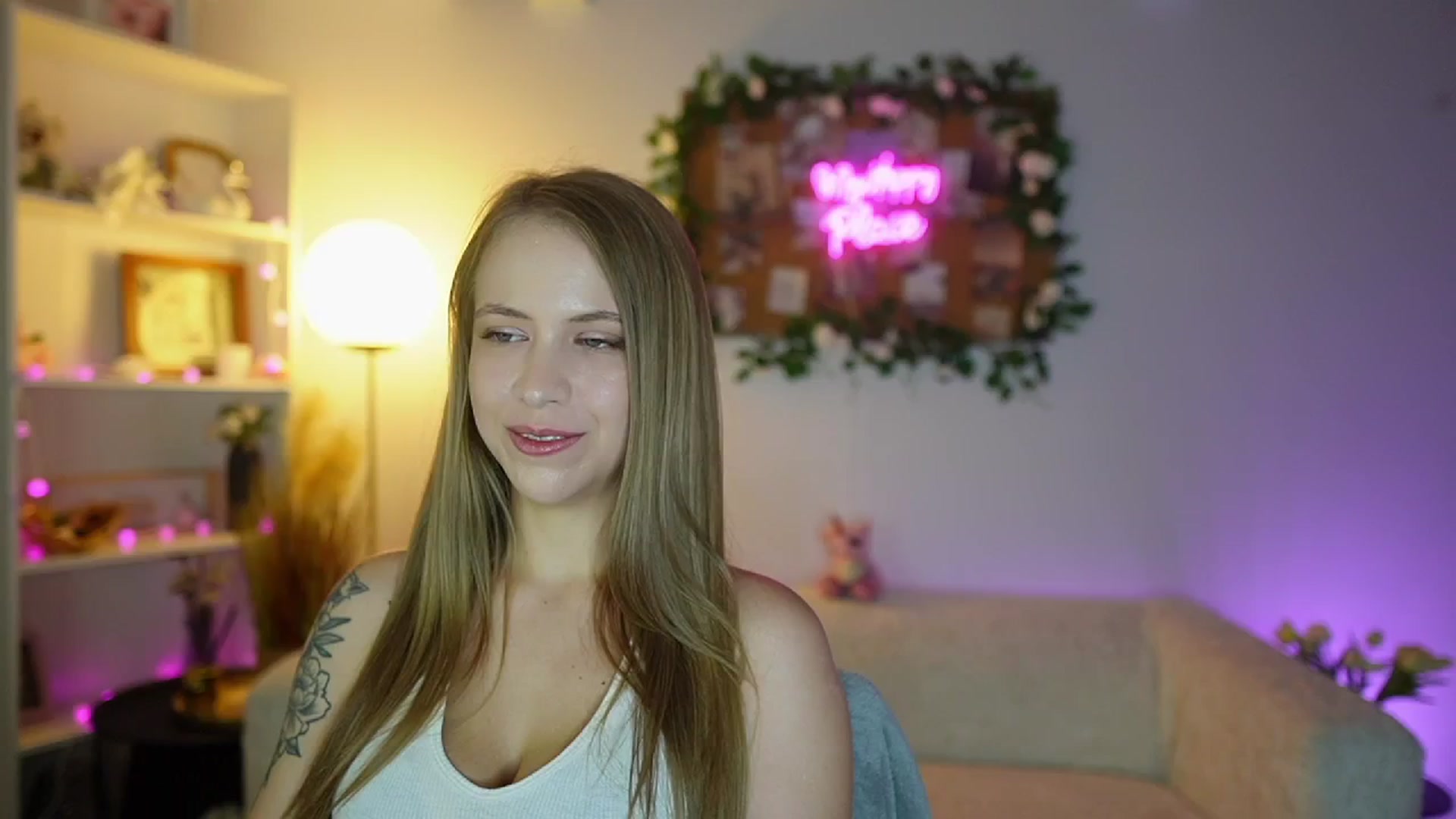 Gallery image thumbnail from Cindy_Grey's myfreecams stream on, 09/06/2025, 20:04 image 18 of 20