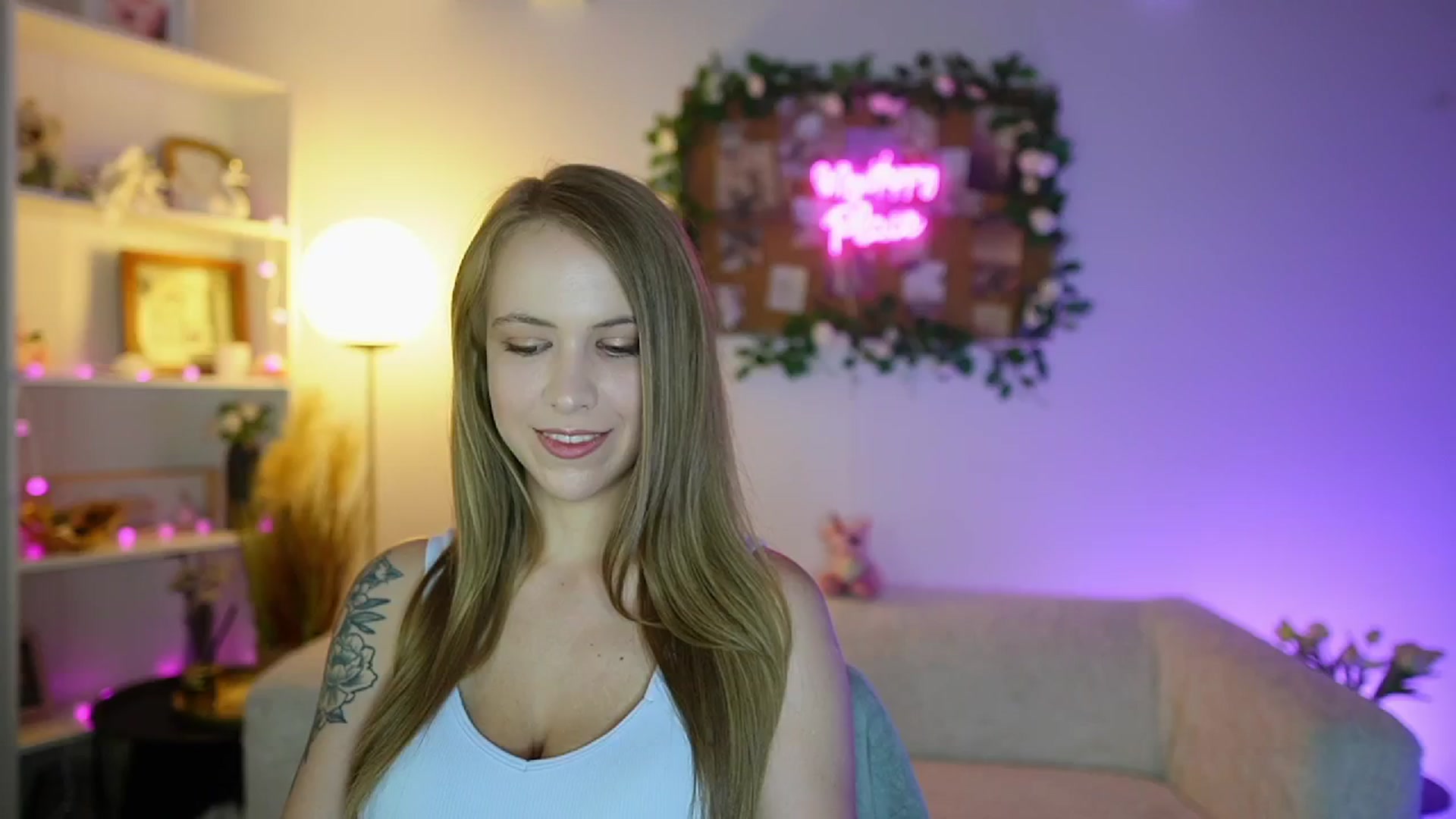 Gallery image thumbnail from Cindy_Grey's myfreecams stream on, 09/07/2025, 20:22 image 10 of 20