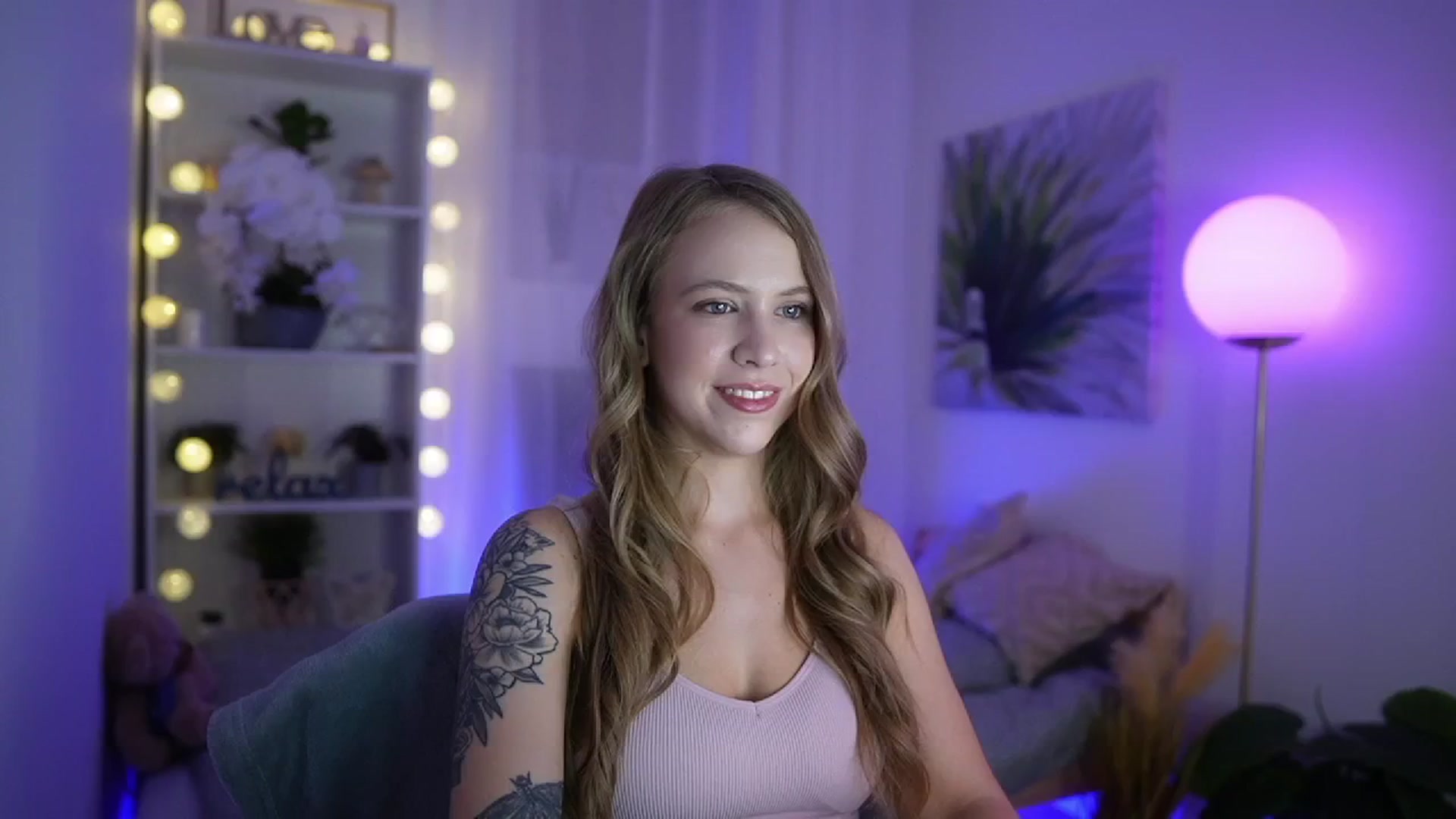 Gallery image thumbnail from Cindy_Grey's myfreecams stream on, 09/20/2025, 20:03 image 3 of 20