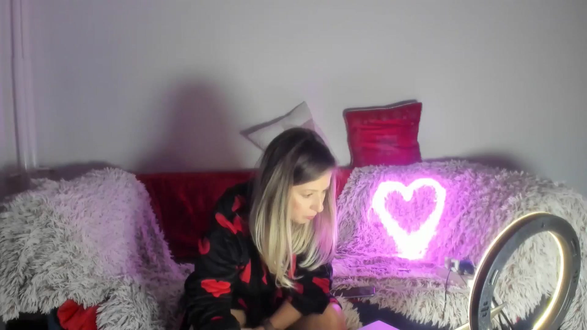 Gallery image thumbnail from Cindydream's myfreecams stream on, 12/29/2024, 19:10 image 17 of 20