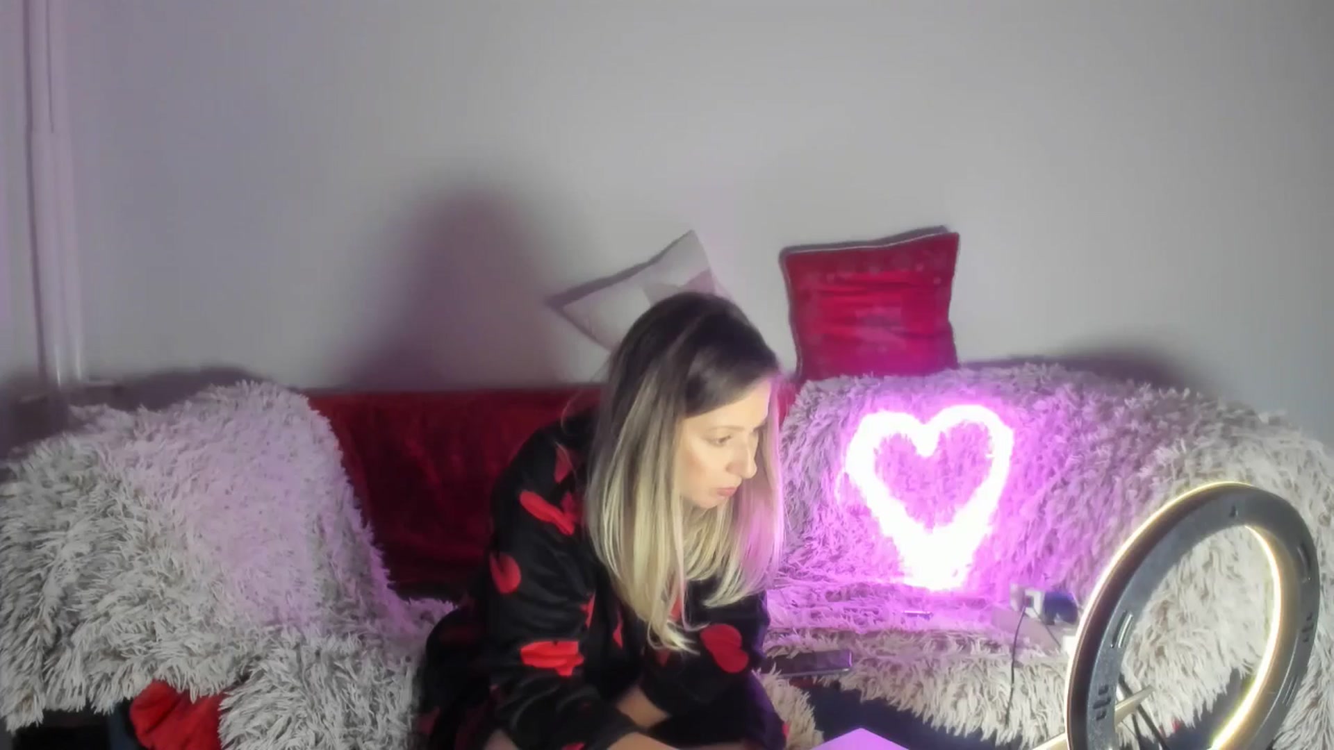 Gallery image thumbnail from Cindydream's myfreecams stream on, 12/29/2024, 19:10 image 14 of 20