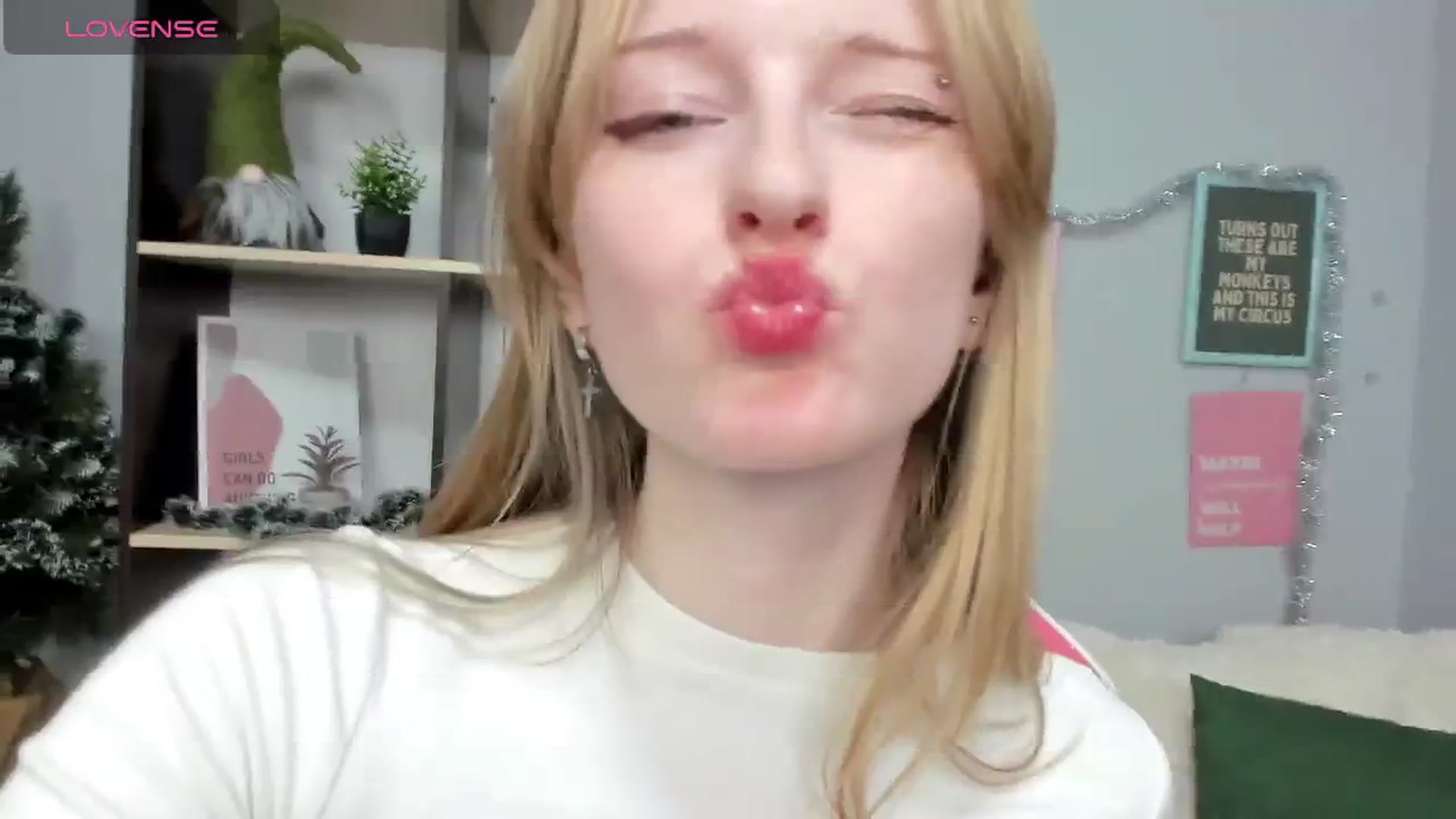 Gallery image thumbnail from Cinnabonnn's myfreecams stream on, 01/03/2026, 12:32 image 15 of 20