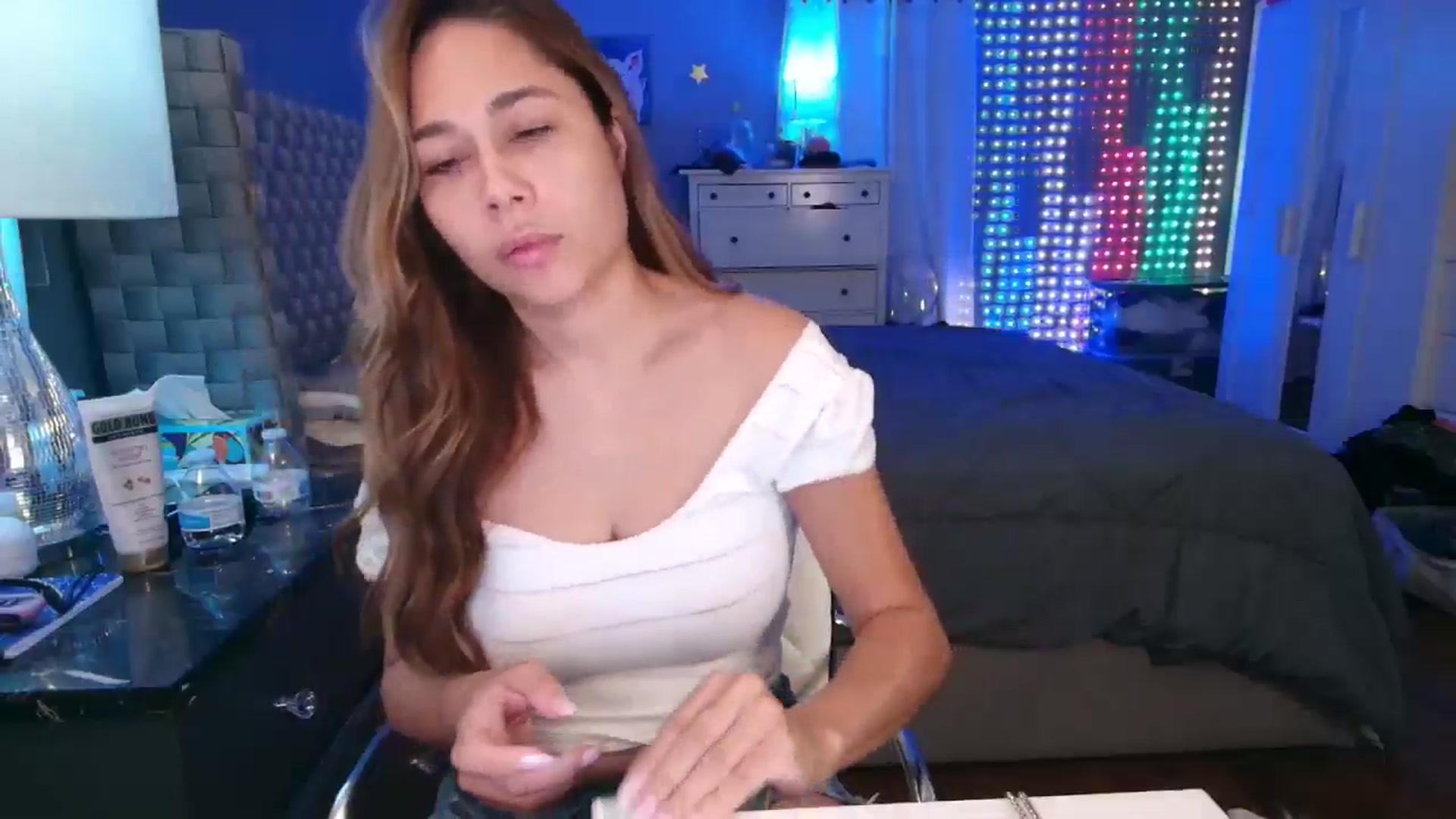 Gallery image thumbnail from Cinnabuns's myfreecams stream on, 09/23/2024, 03:19 image 13 of 20