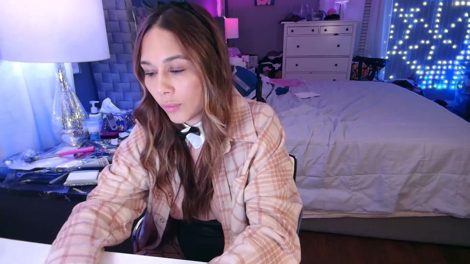 Gallery image thumbnail from Cinnabuns's myfreecams stream on, 10/19/2024, 03:51 image 7 of 20