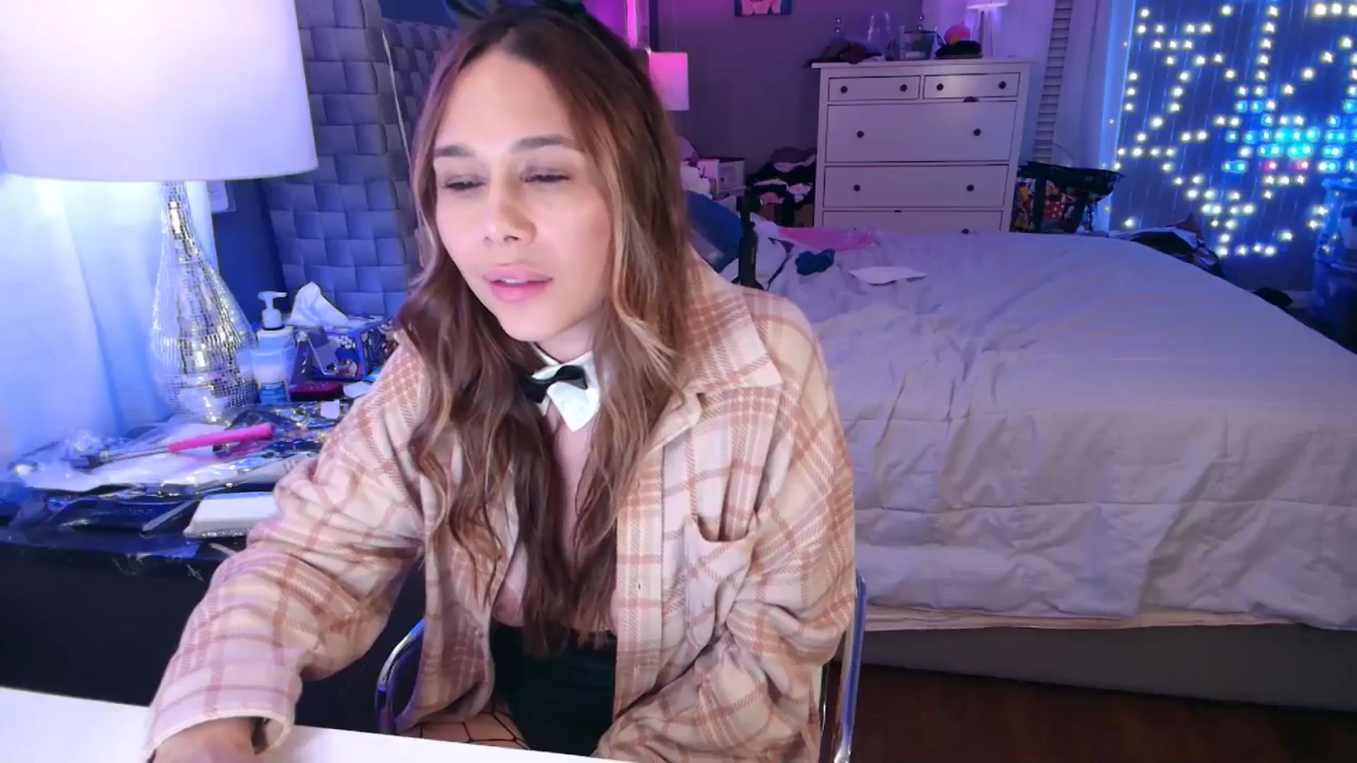 Gallery image thumbnail from Cinnabuns's myfreecams stream on, 10/19/2024, 03:51 image 6 of 20