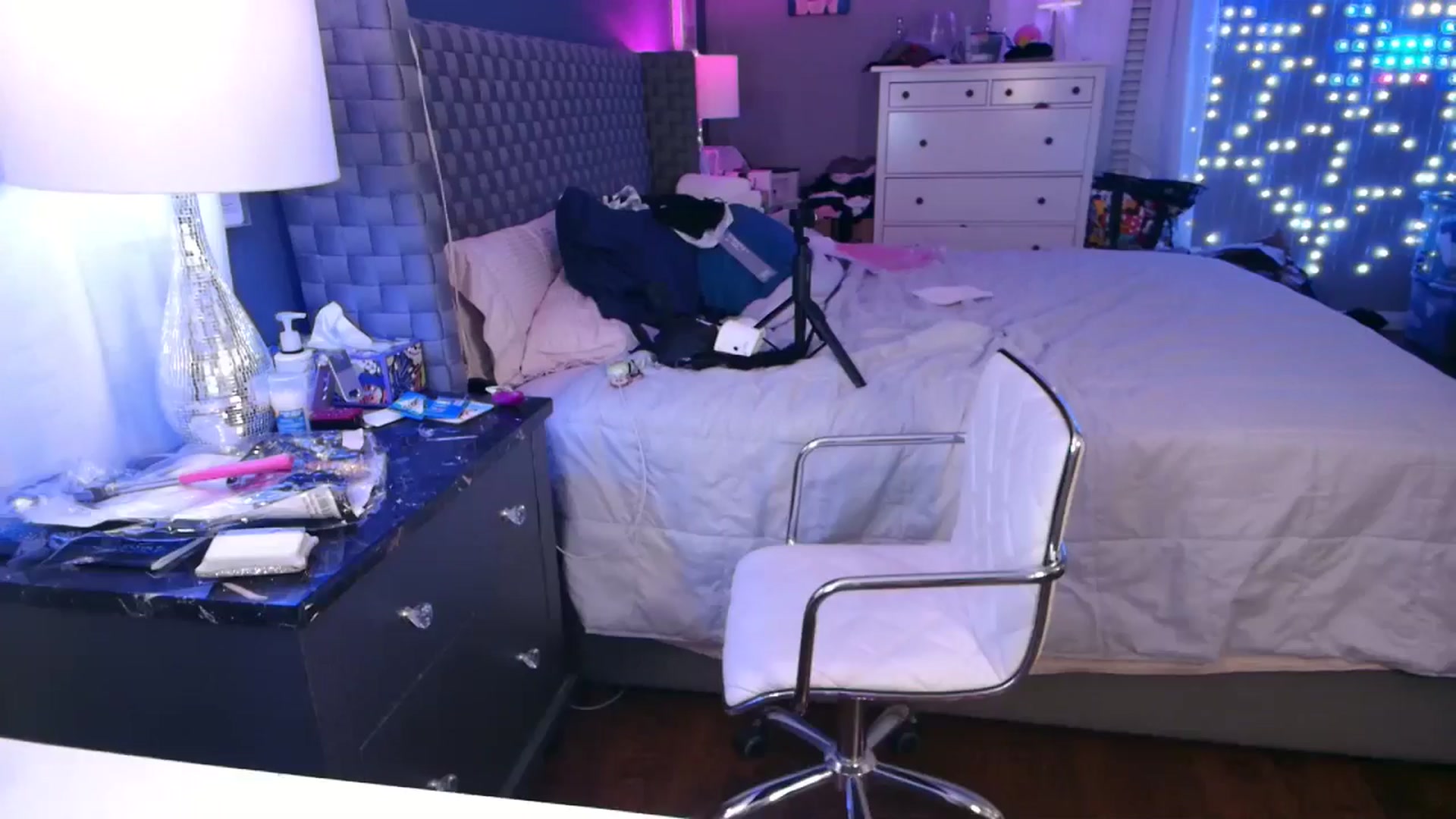 Gallery image thumbnail from Cinnabuns's myfreecams stream on, 10/19/2024, 03:51 image 13 of 20