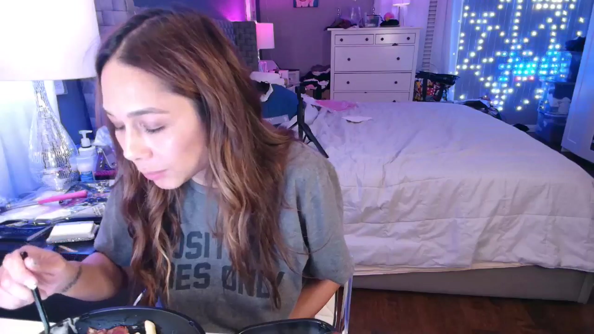 Gallery image thumbnail from Cinnabuns's myfreecams stream on, 10/19/2024, 03:51 image 16 of 20