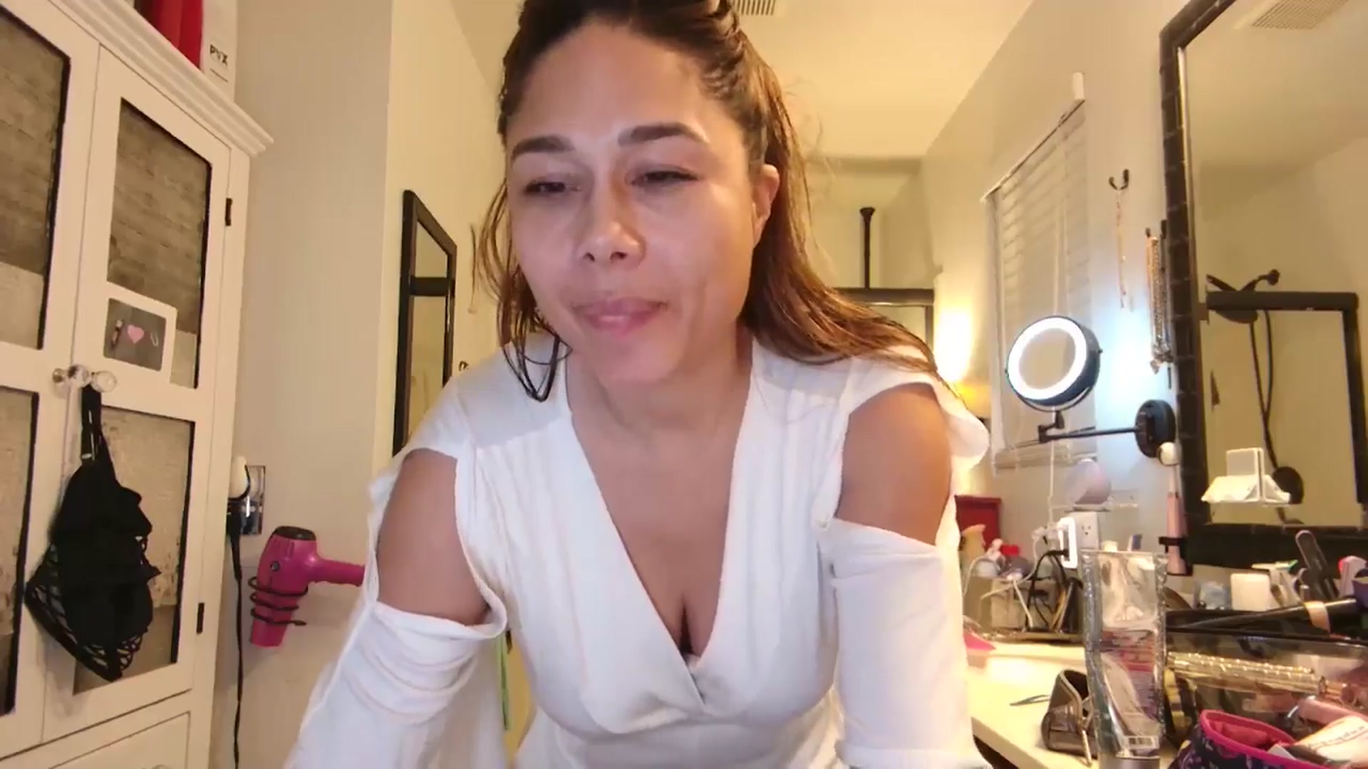 Gallery image thumbnail from Cinnabuns's myfreecams stream on, 10/23/2024, 01:27 image 6 of 20