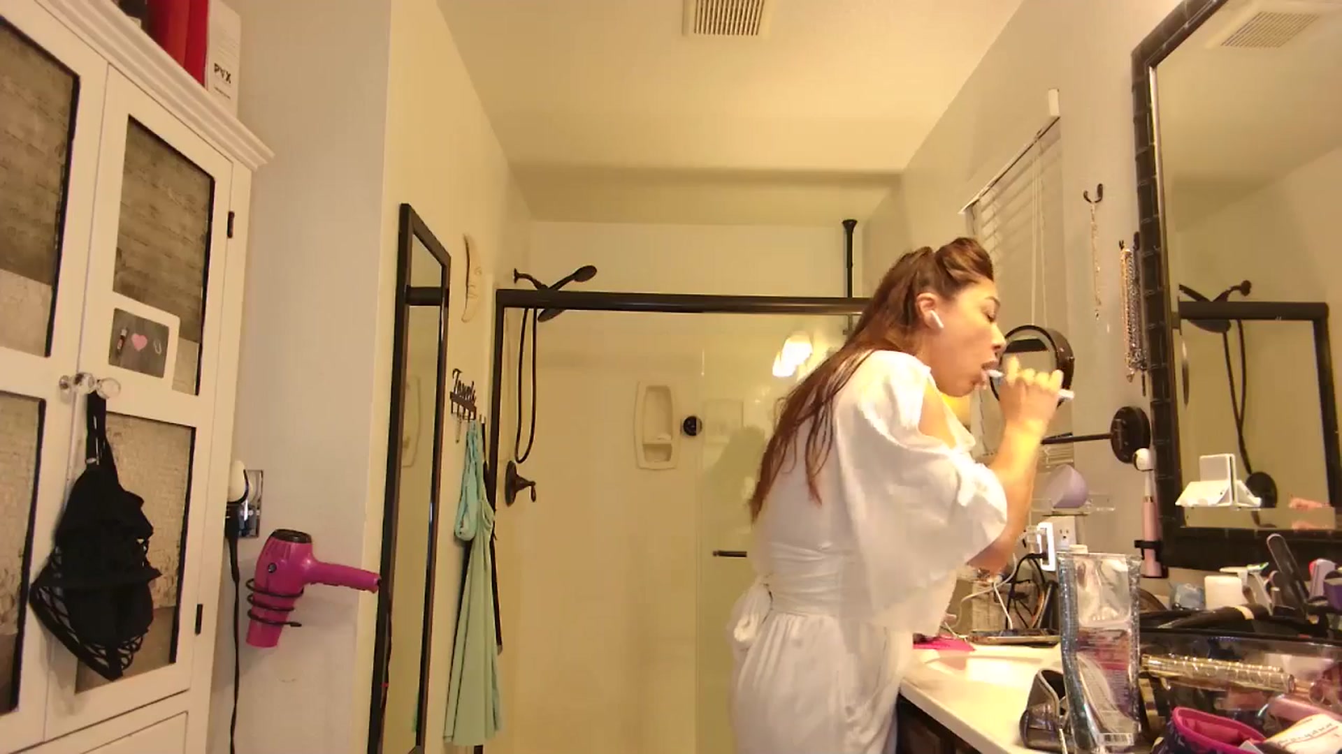 Gallery image thumbnail from Cinnabuns's myfreecams stream on, 10/23/2024, 01:27 image 10 of 20