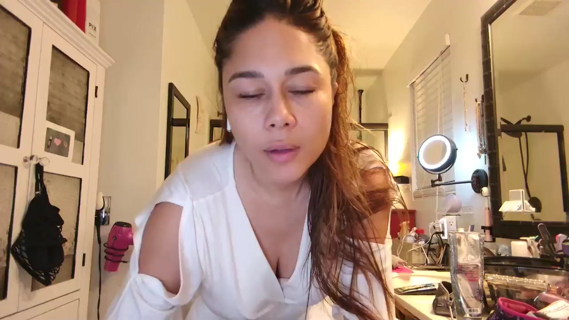 Gallery image thumbnail from Cinnabuns's myfreecams stream on, 10/23/2024, 01:27 image 7 of 20
