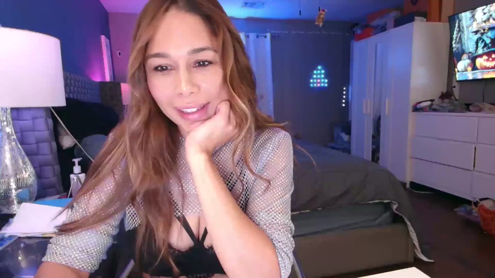 Gallery image thumbnail from Cinnabuns's myfreecams stream on, 10/26/2024, 05:37 image 9 of 20