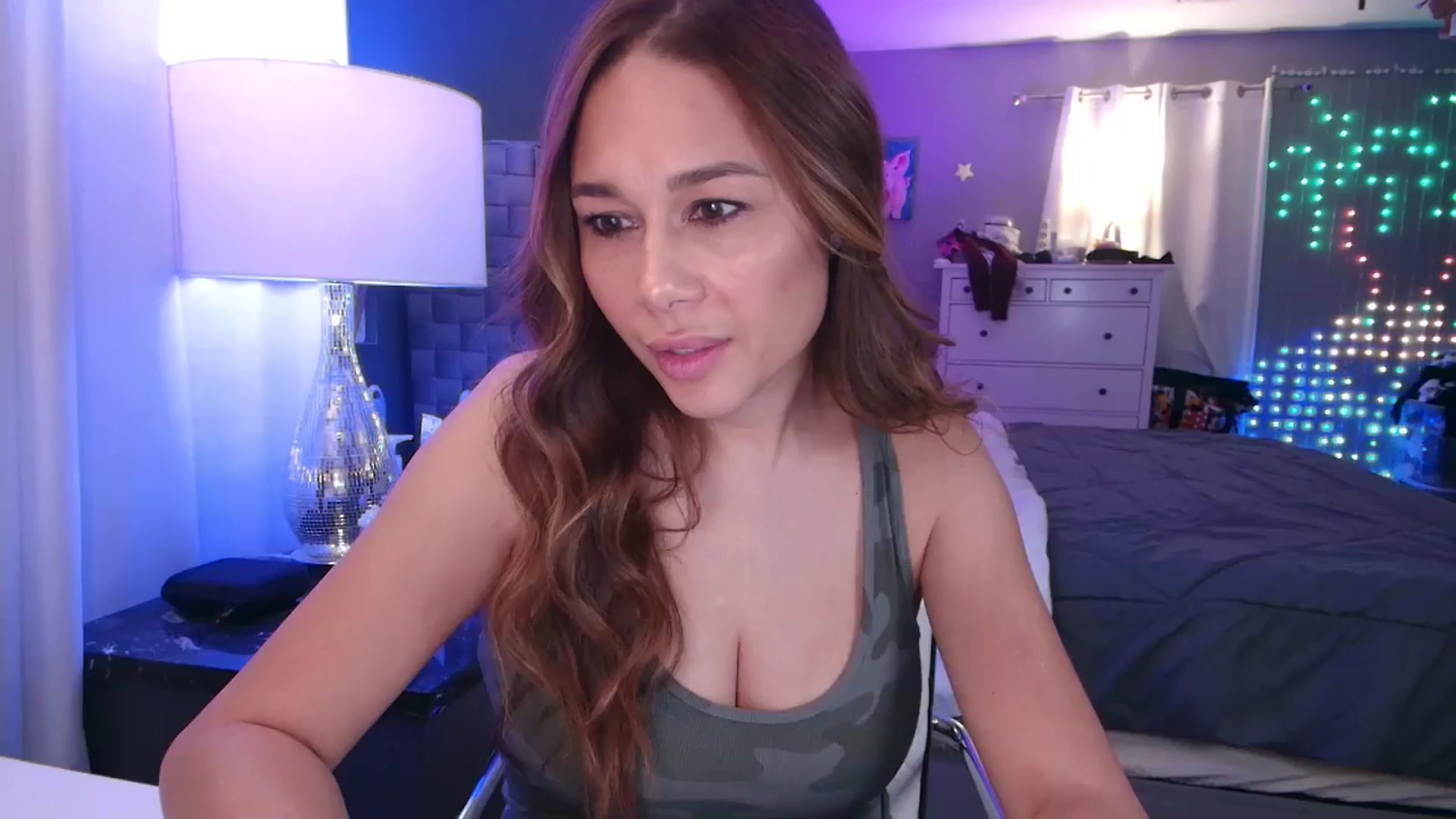 Gallery image thumbnail from Cinnabuns's myfreecams stream on, 11/13/2024, 01:58 image 17 of 20