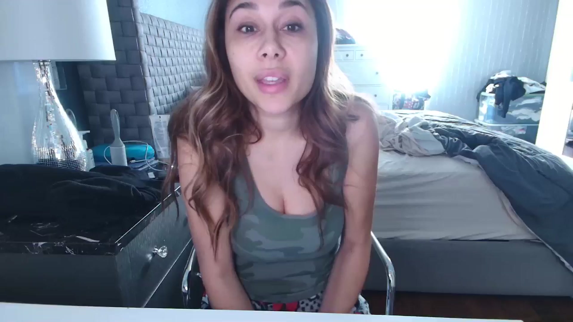 Gallery image thumbnail from Cinnabuns's myfreecams stream on, 11/13/2024, 19:31 image 17 of 20