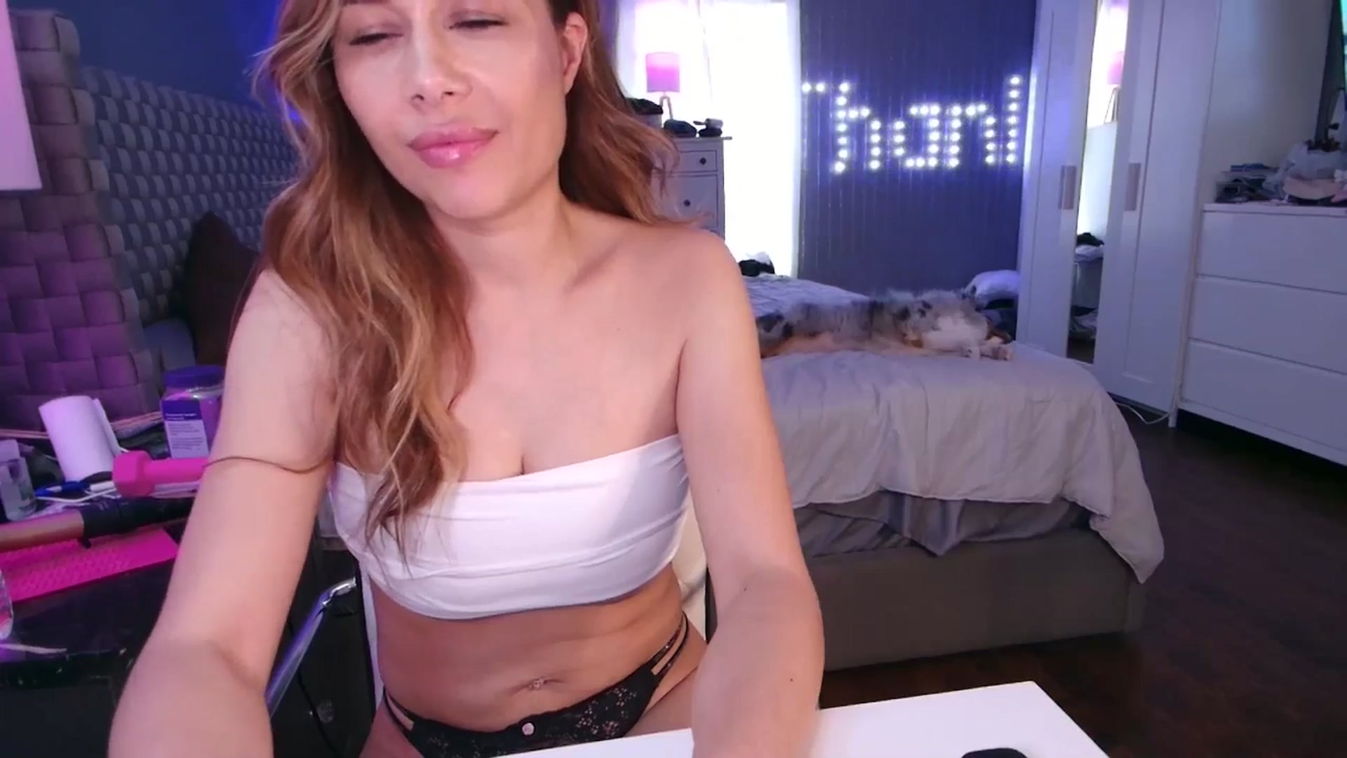 Gallery image thumbnail from Cinnabuns's myfreecams stream on, 04/16/2025, 20:57 image 18 of 20