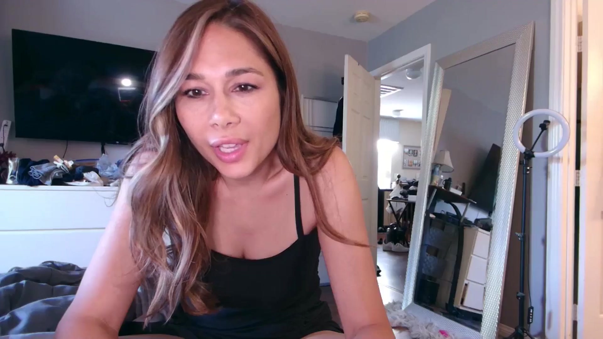 Gallery image thumbnail from Cinnabuns's myfreecams stream on, 08/13/2025, 01:11 image 6 of 20