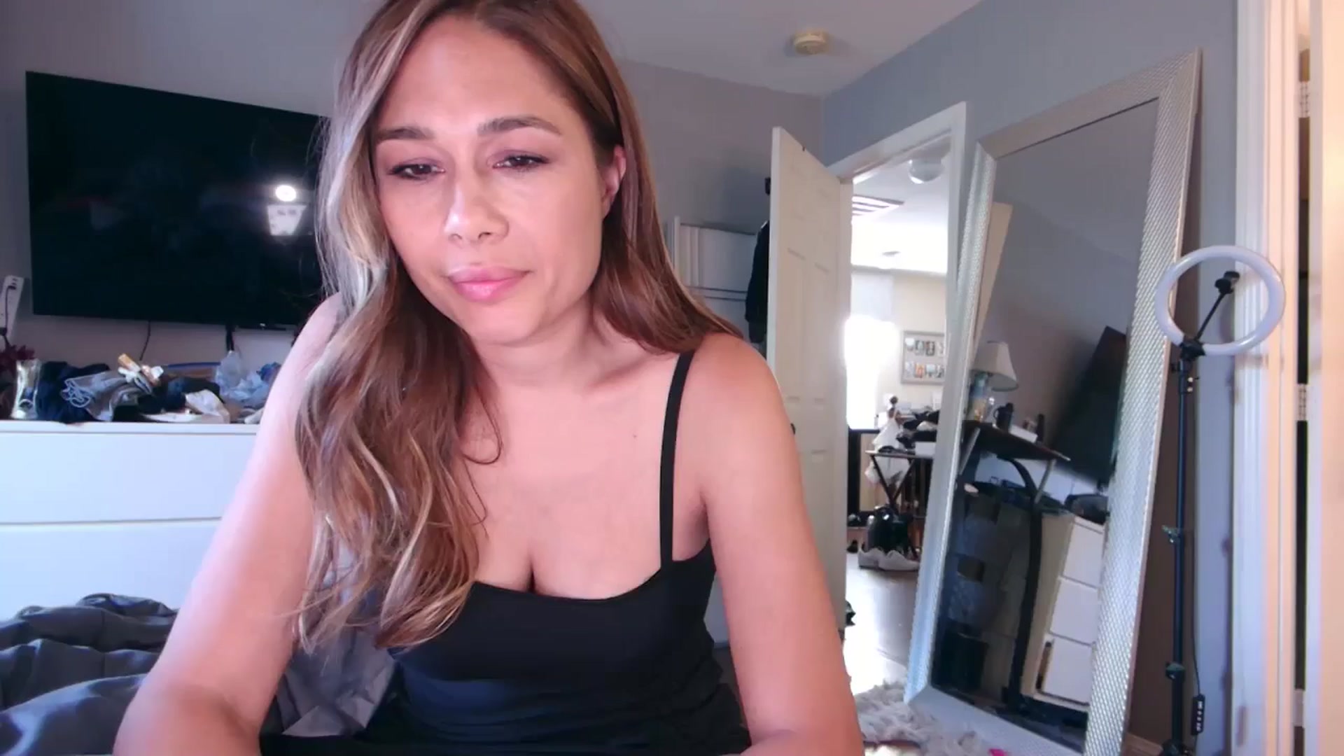 Gallery image thumbnail from Cinnabuns's myfreecams stream on, 08/13/2025, 01:11 image 1 of 20