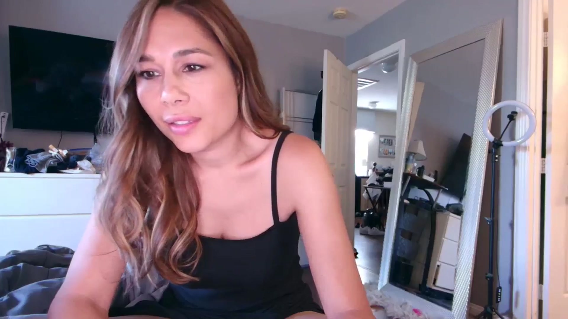 Gallery image thumbnail from Cinnabuns's myfreecams stream on, 08/13/2025, 01:11 image 8 of 20