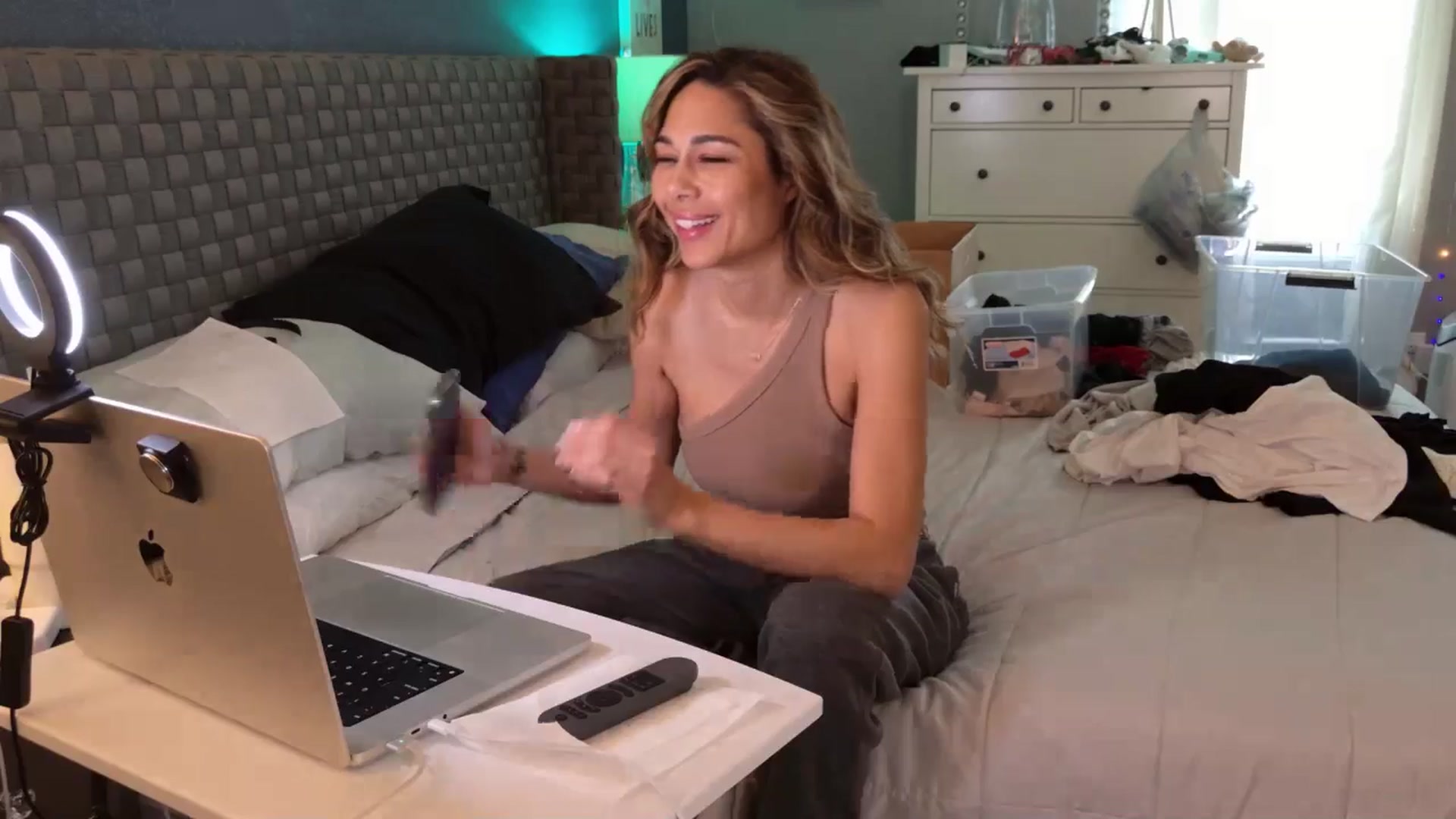 Gallery image thumbnail from Cinnabuns's myfreecams stream on, 04/21/2026, 01:04 image 13 of 20