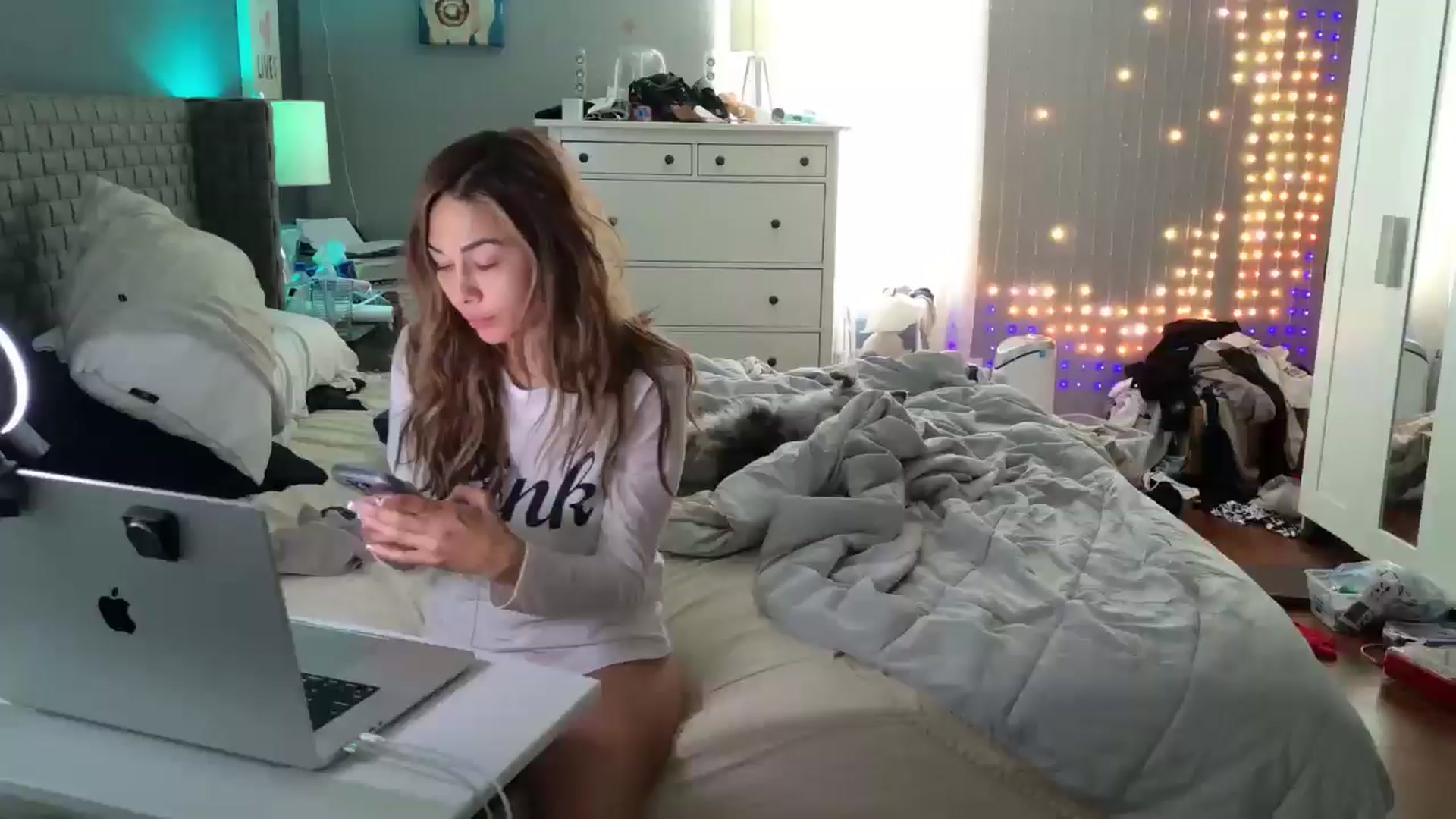 Gallery image thumbnail from Cinnabuns's myfreecams stream on, 04/29/2026, 18:13 image 1 of 20