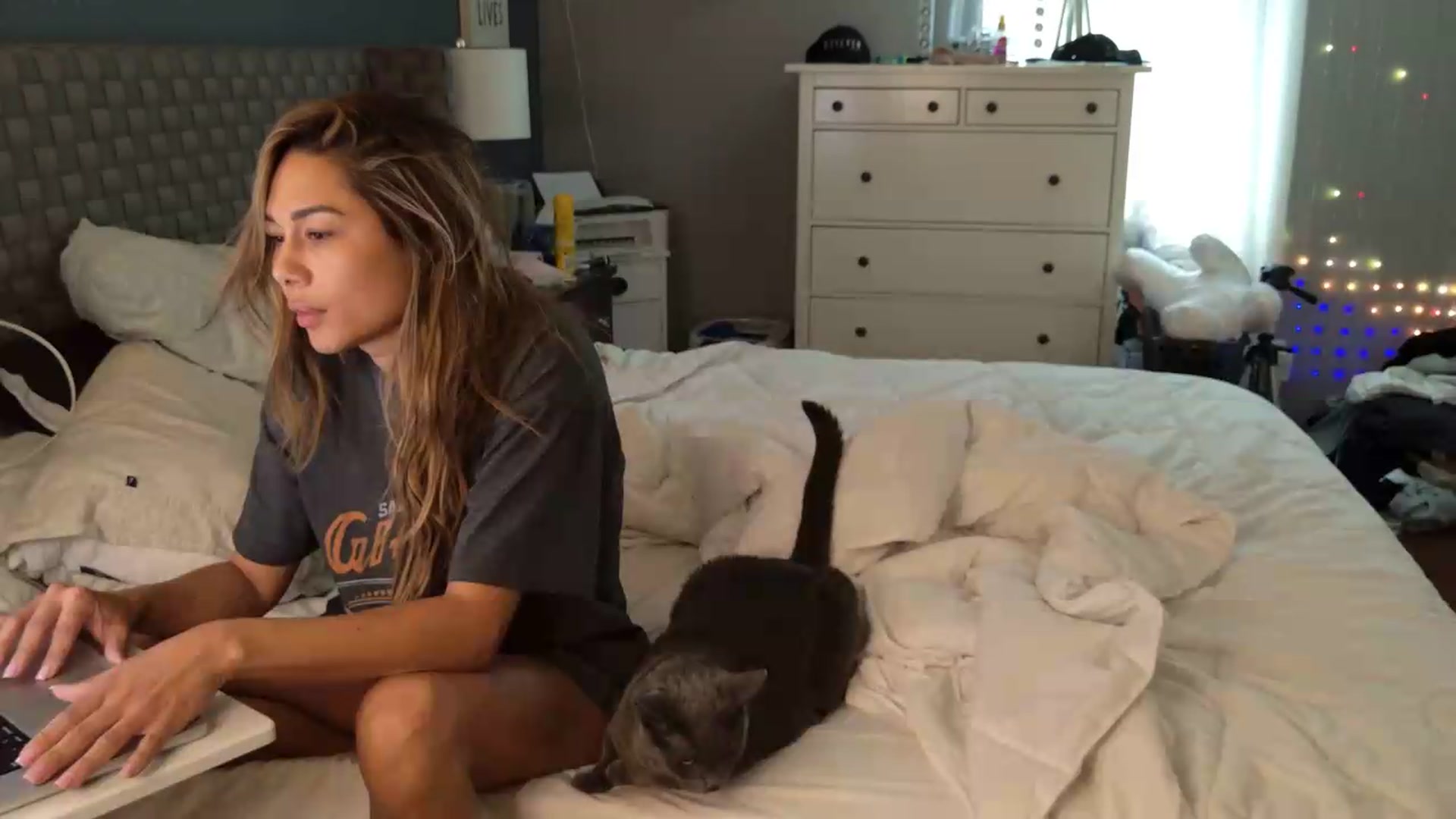 Gallery image thumbnail from Cinnabuns's myfreecams stream on, 05/12/2026, 20:45 image 2 of 20