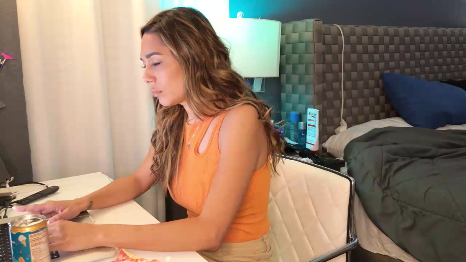 Gallery image thumbnail from Cinnabuns's myfreecams stream on, 06/10/2026, 04:02 image 14 of 20