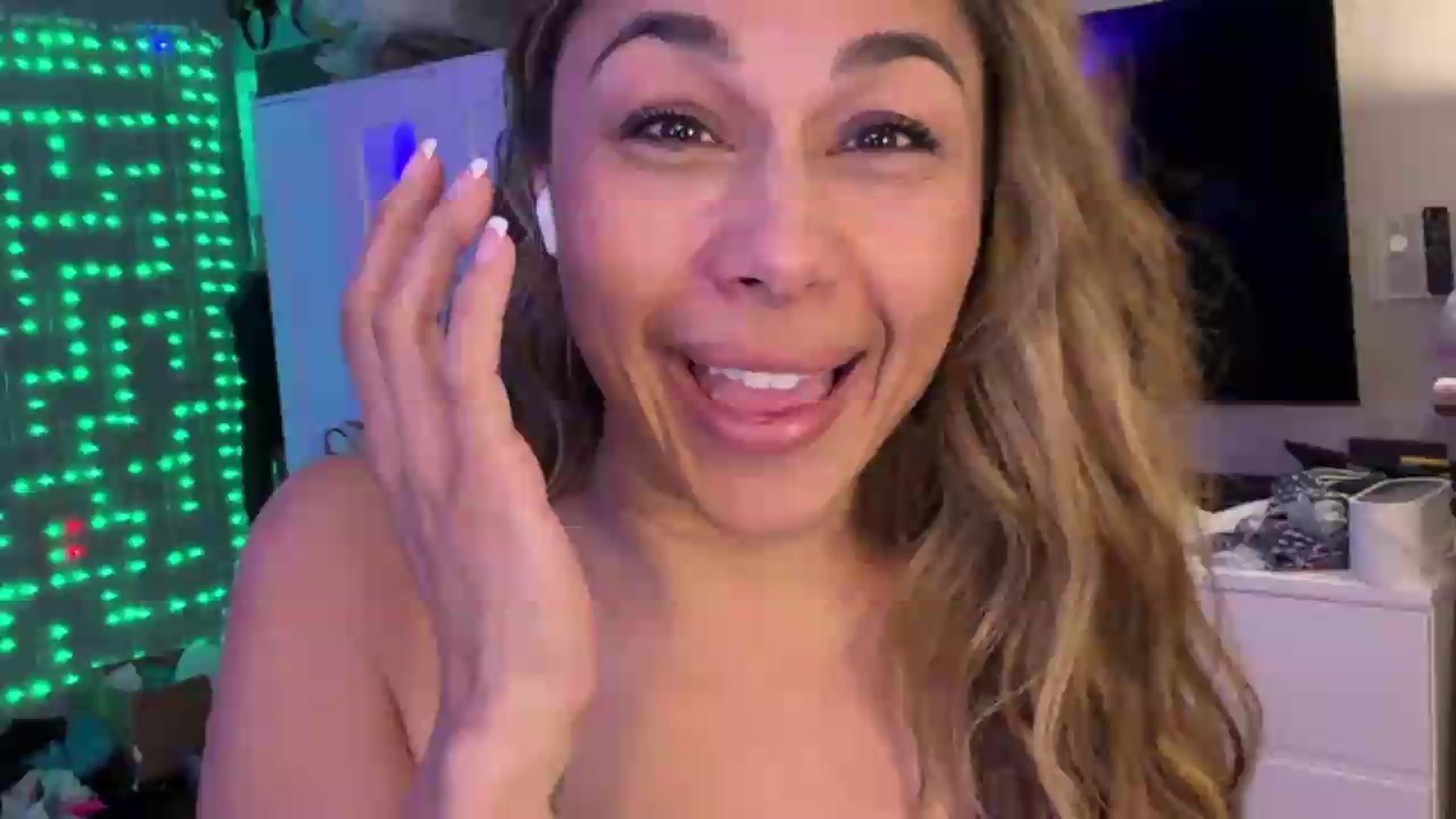 Gallery image thumbnail from Cinnabuns's myfreecams stream on, 06/16/2026, 04:09 image 20 of 20
